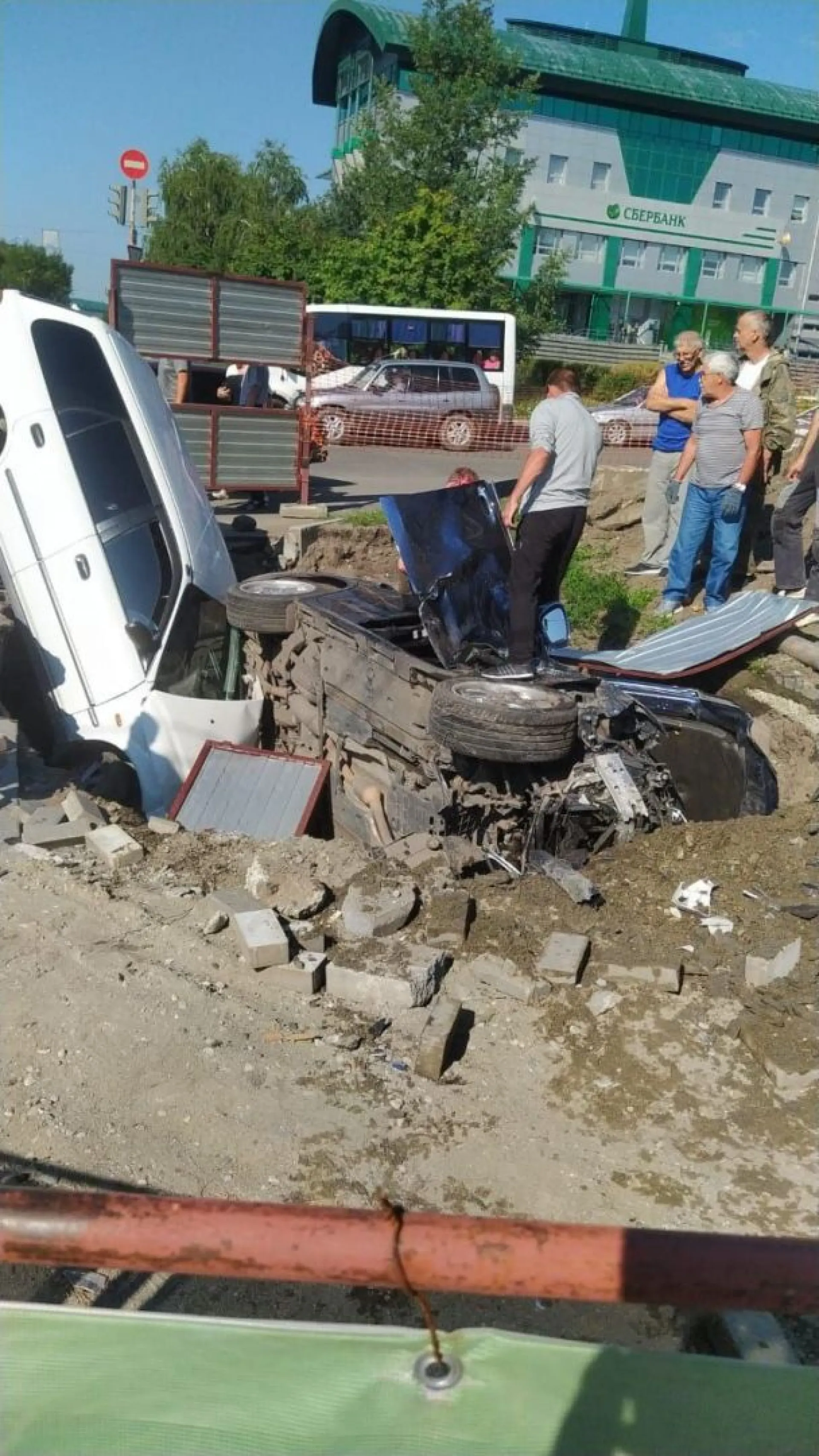 Два автомобиля провалились в яму в Бийске. Дополнено Два автомобиля провалились в яму в Бийске. Дополнено