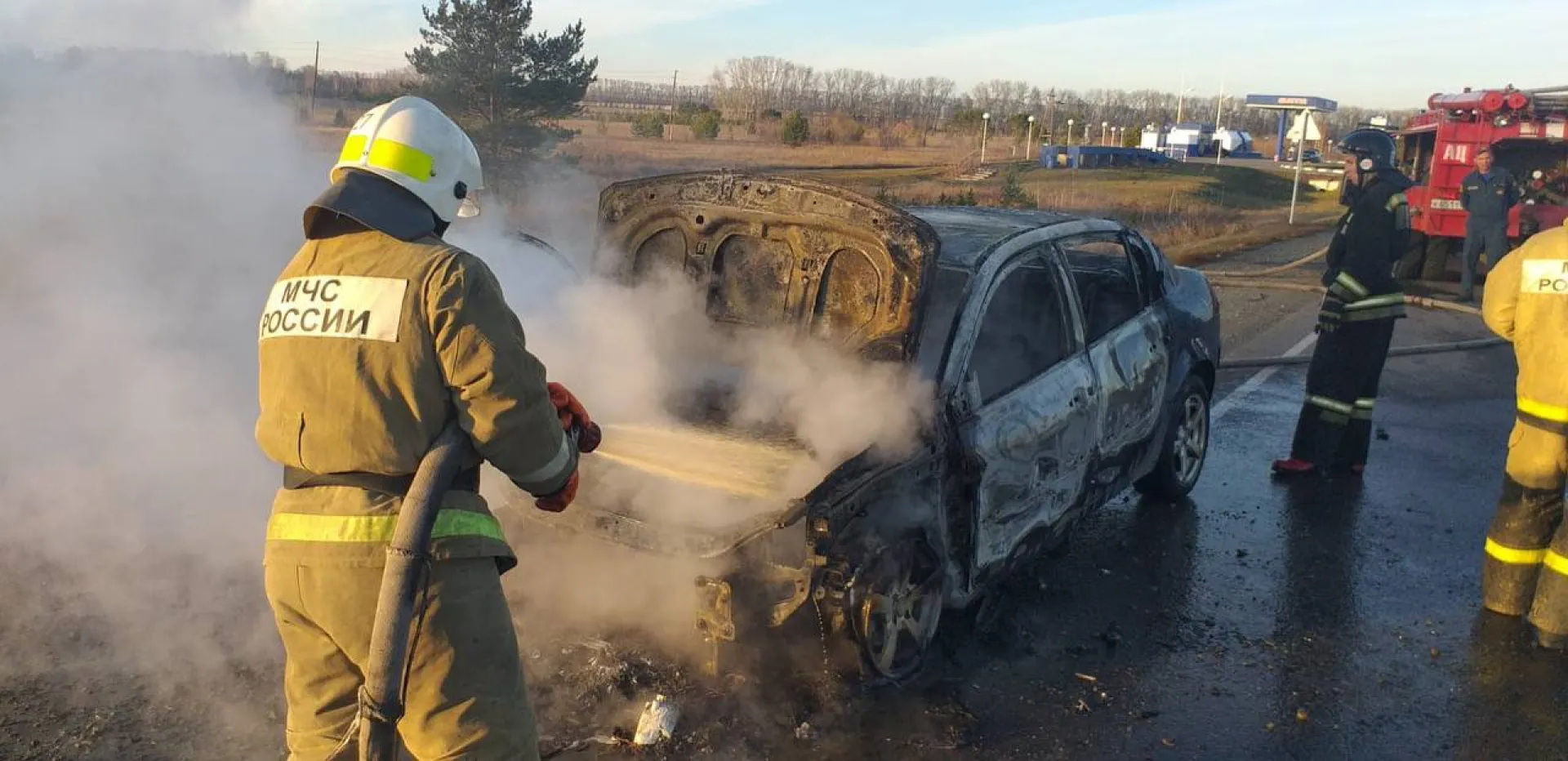 Cпасатели Алтайского края потушили горящий на трассе автомобиль Cпасатели Алтайского края потушили горящий на трассе автомобиль