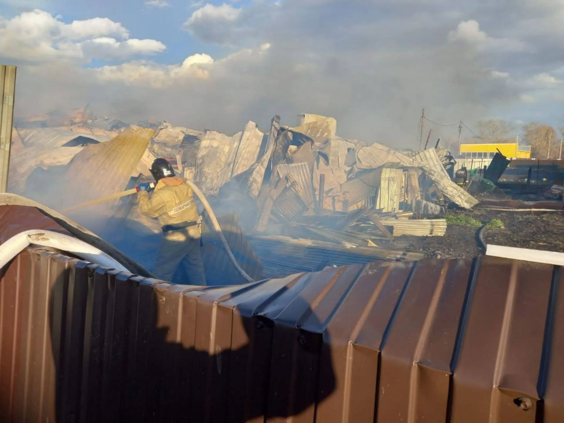 В Сростках загорелось крупное придорожное кафе В Сростках загорелось крупное придорожное кафе