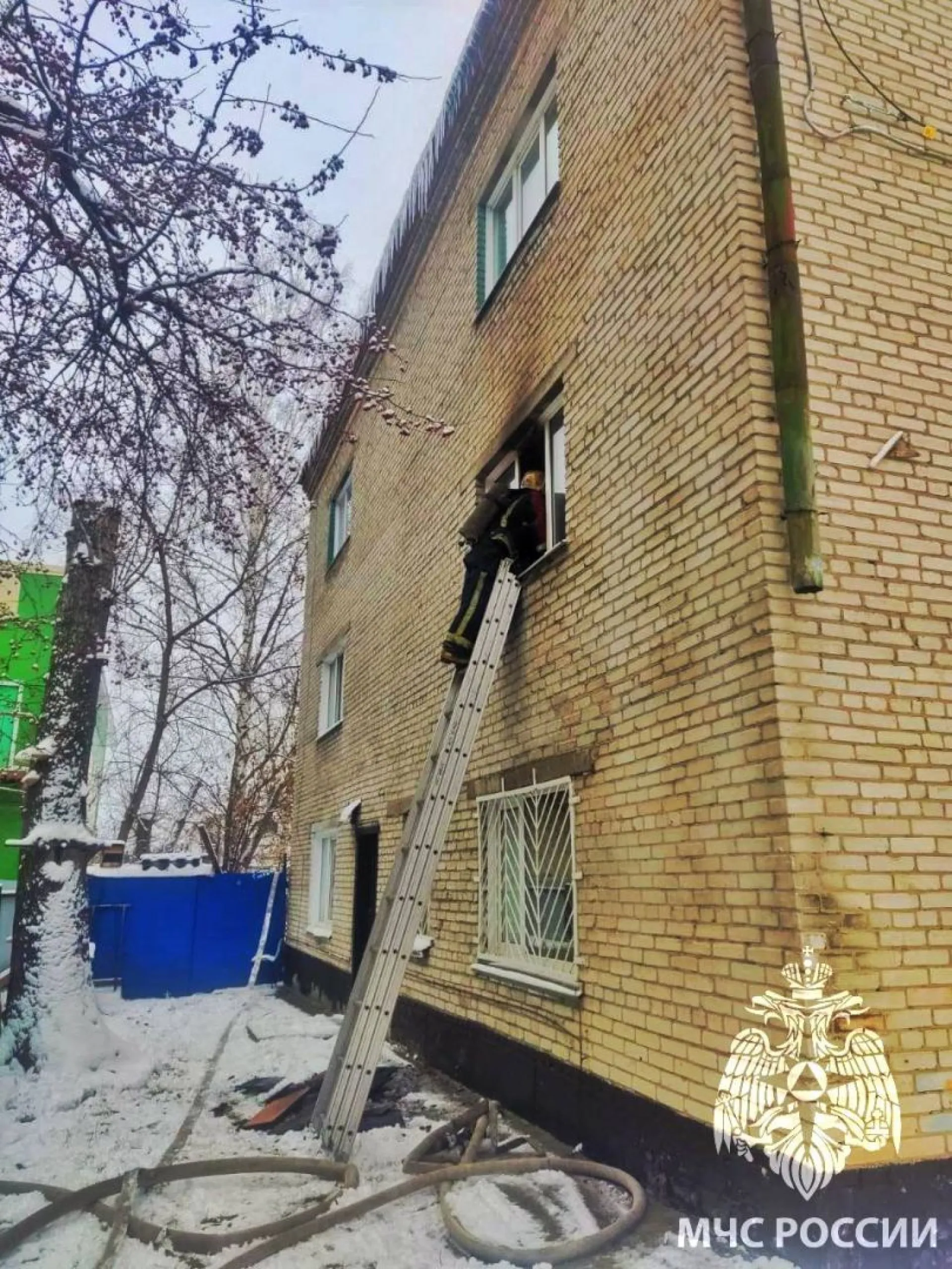 Пожарные Барнаула спасли 7 человек из горящего дома