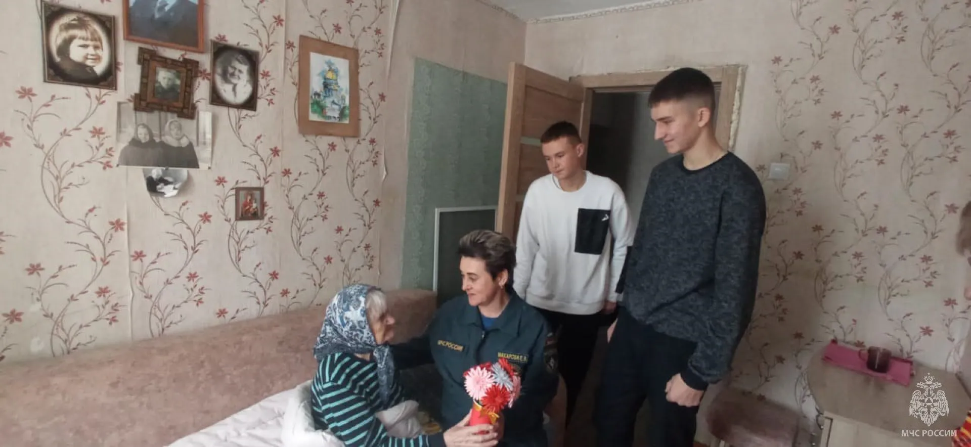 В Локтевском районе школьники поздравили участниц ВОВ с Днём матери В Локтевском районе школьники поздравили участниц ВОВ с Днём матери