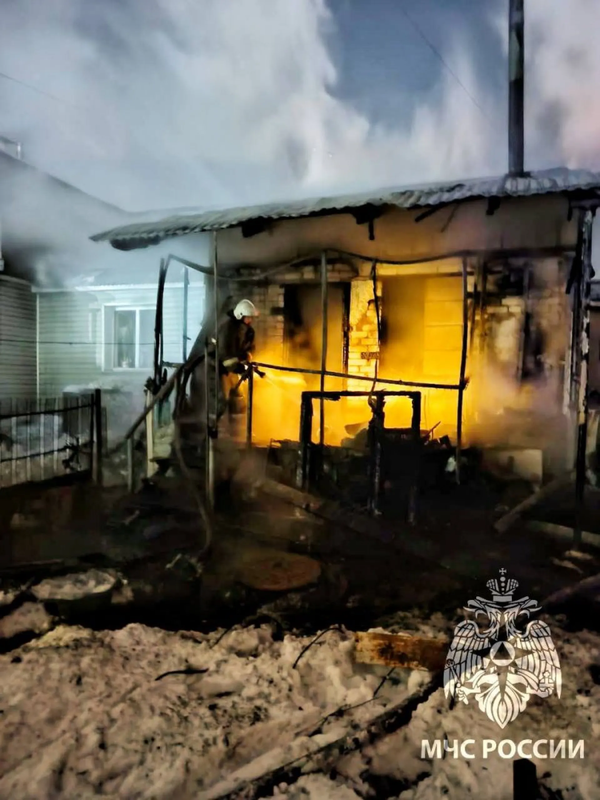 Пожар в частном доме ликвидировали в Барнауле