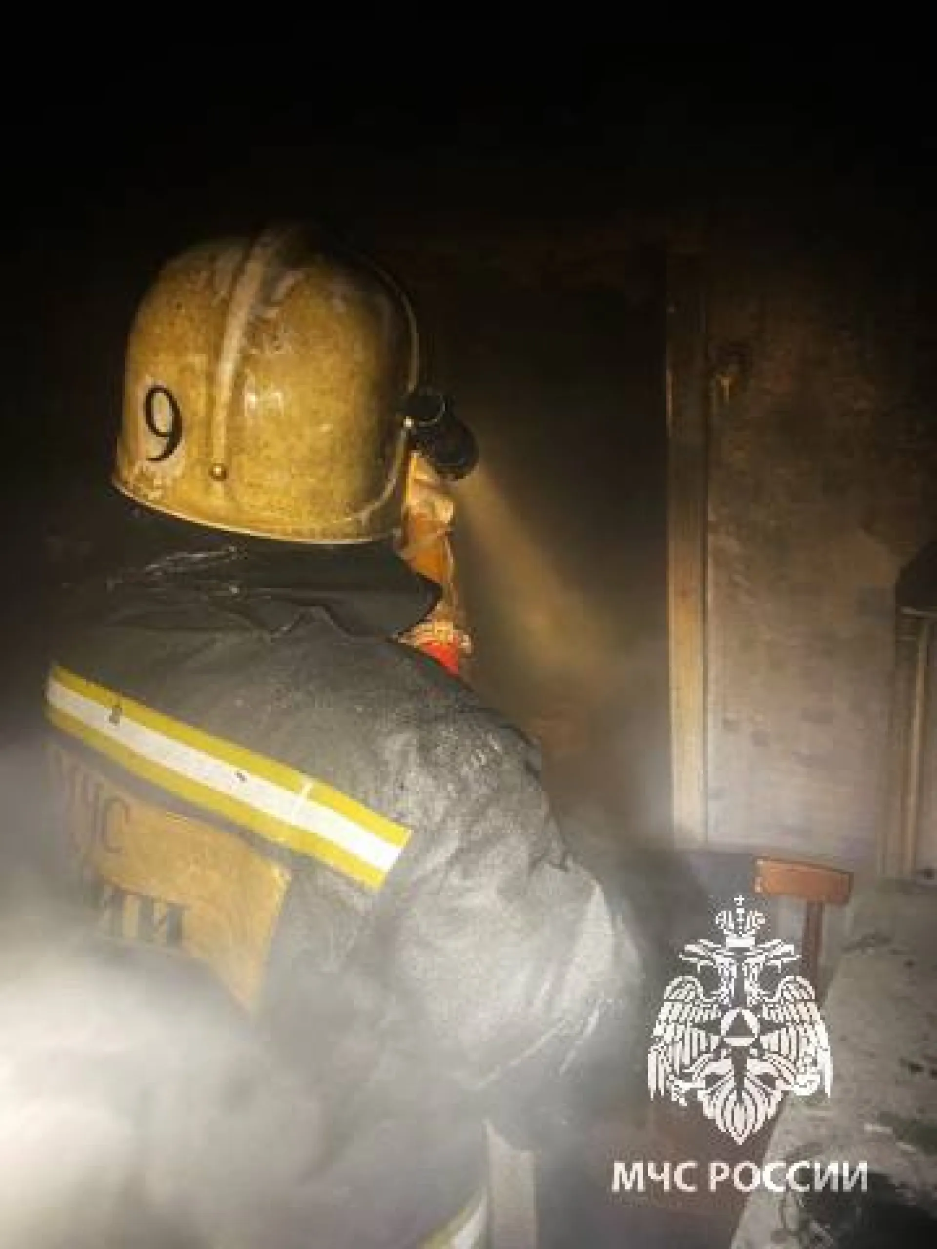 В Барнауле 25 пожарных справились с огнём в частном доме