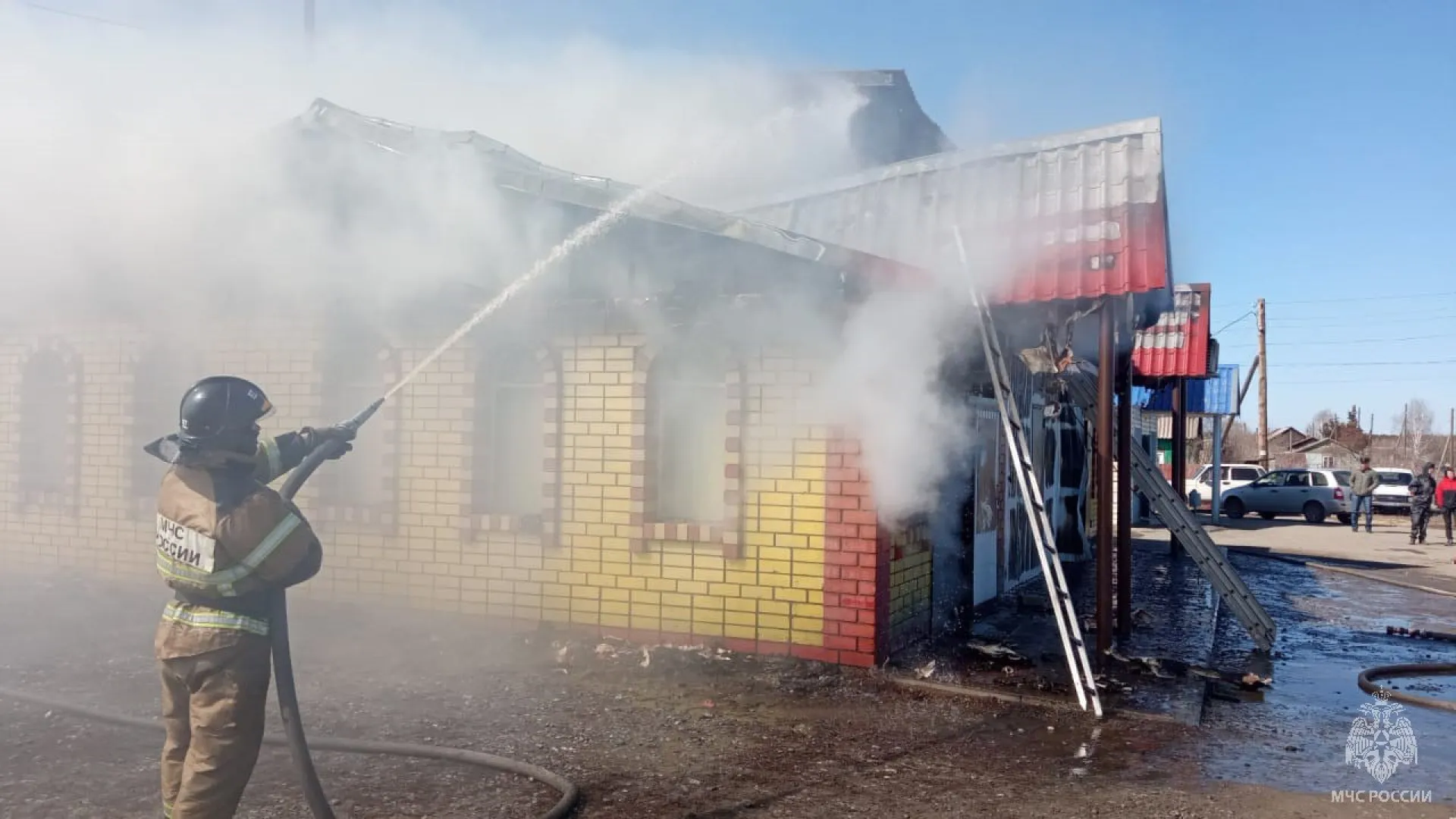 В Новичихинском районе загорелось административное здание