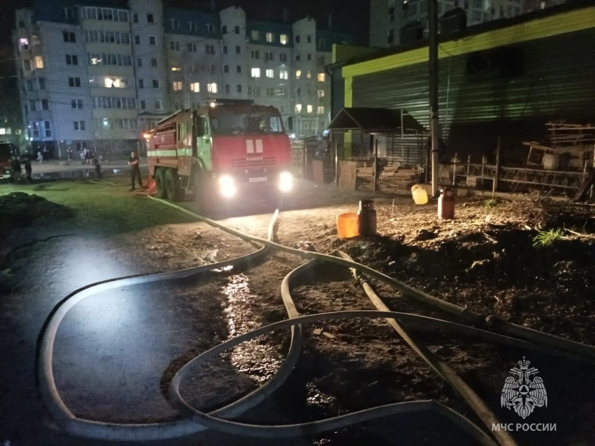 В Барнауле пожарные предотвратили взрыв газа при пожаре в жилом доме В Барнауле пожарные предотвратили взрыв газа при пожаре в жилом доме