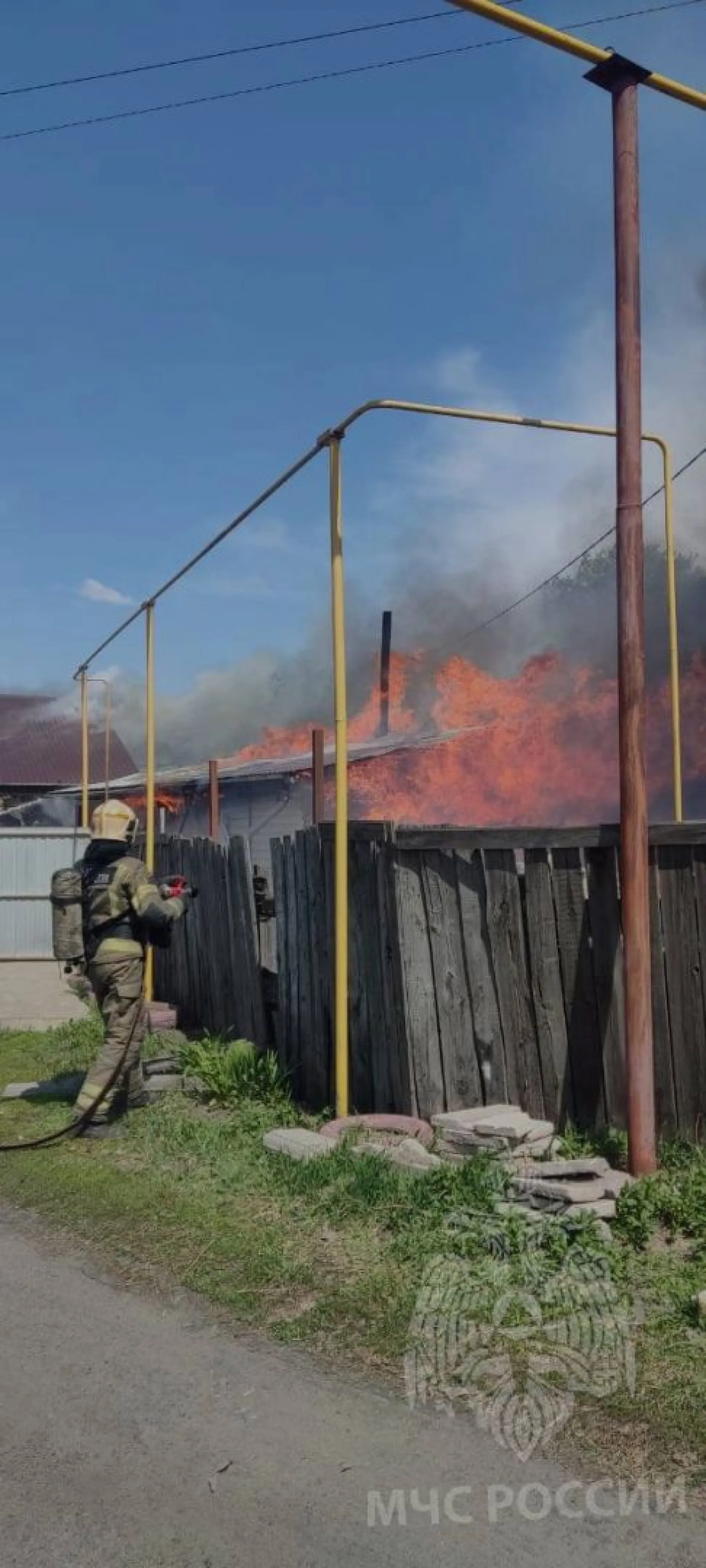 Пожарные ликвидировали возгорание в частном секторе Барнаула Пожарные ликвидировали возгорание в частном секторе Барнаула