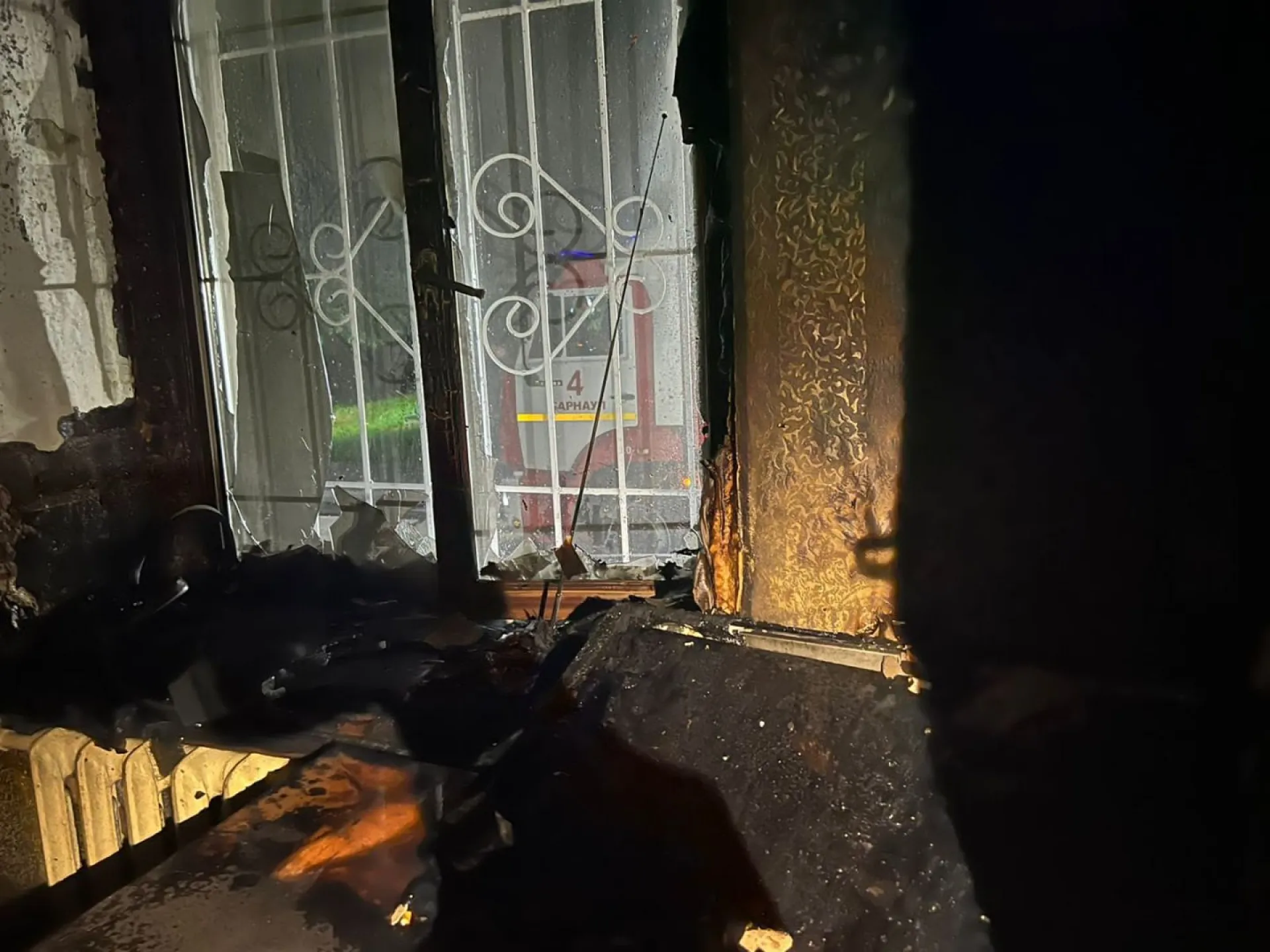 В Барнауле сотрудники МЧС спасли при пожаре 10 человек