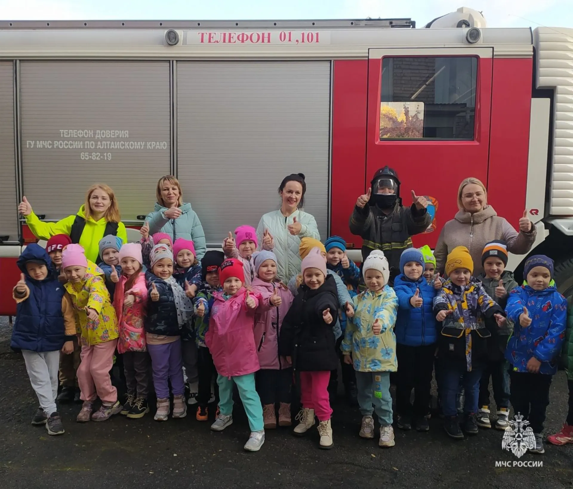 В Барнауле сотрудники МЧС провели экскурсию по пожарной части для воспитанников детского сада В Барнауле сотрудники МЧС провели экскурсию по пожарной части для воспитанников детского сада