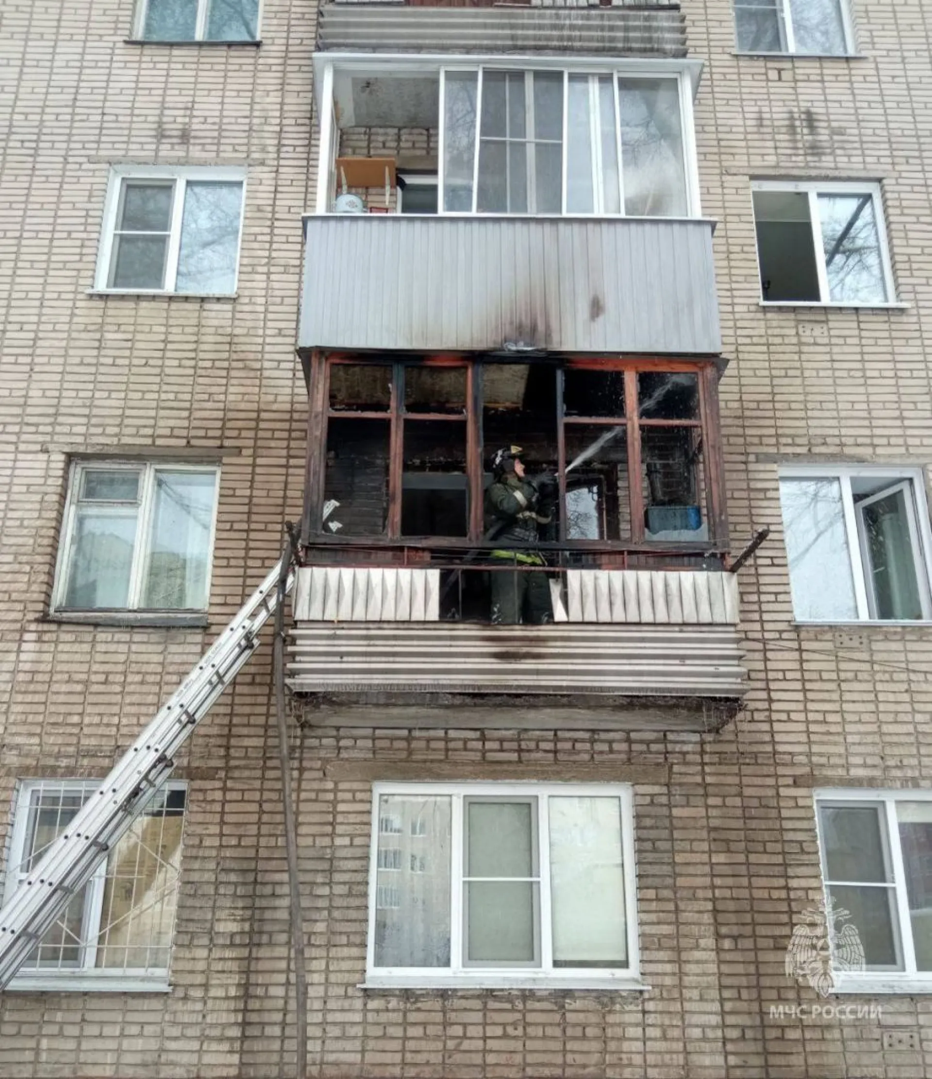 Пять человек эвакуировали из-за пожара в жилой многоэтажке Барнаула