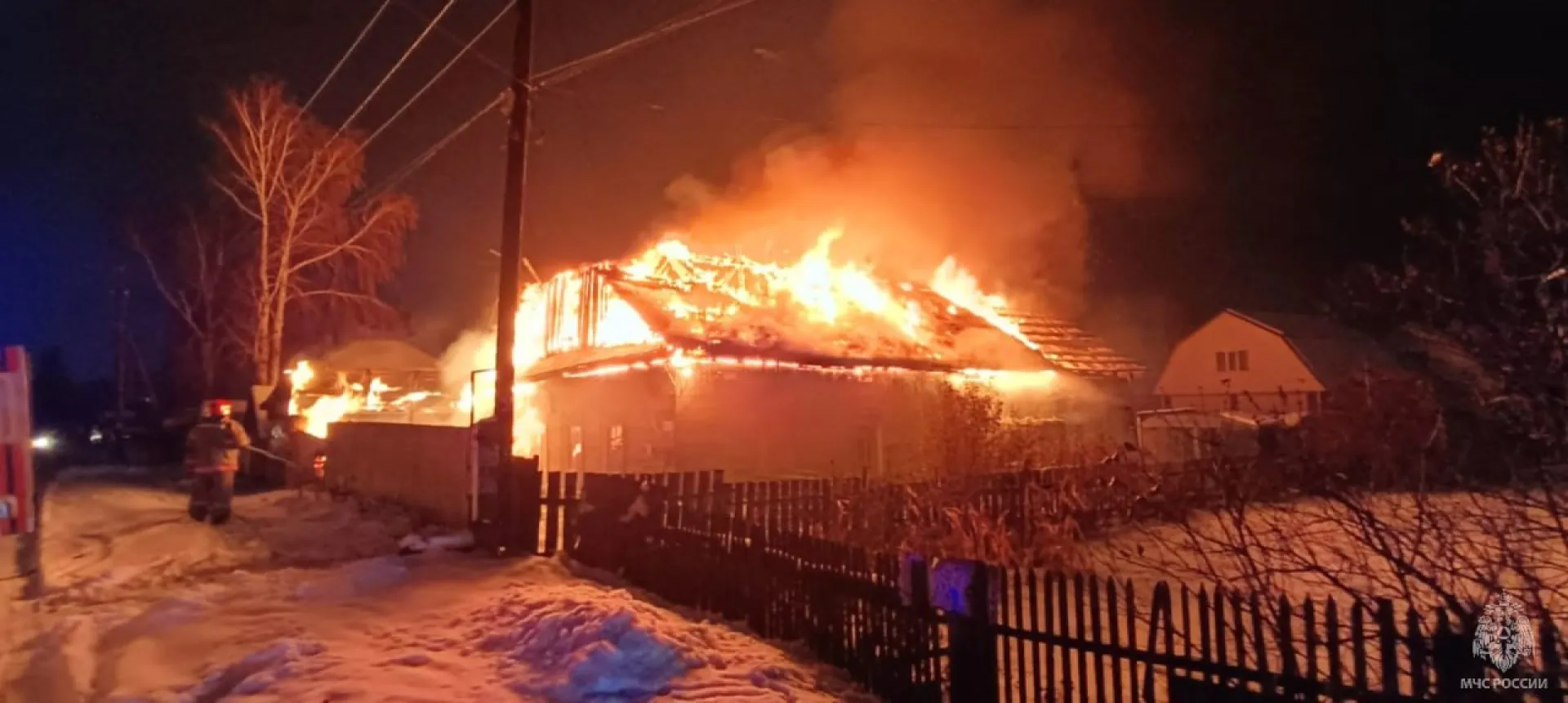 Жилой дом горел ночью в Новоалтайске Жилой дом горел ночью в Новоалтайске