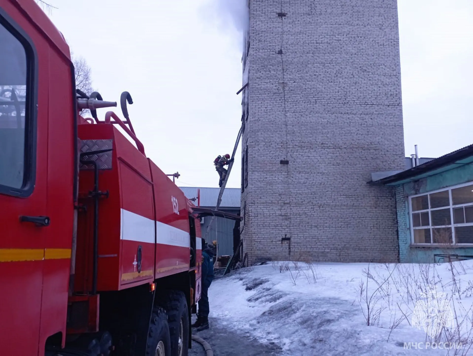 Пожар площадью 80 квадратных метров ликвидировали в Барнауле