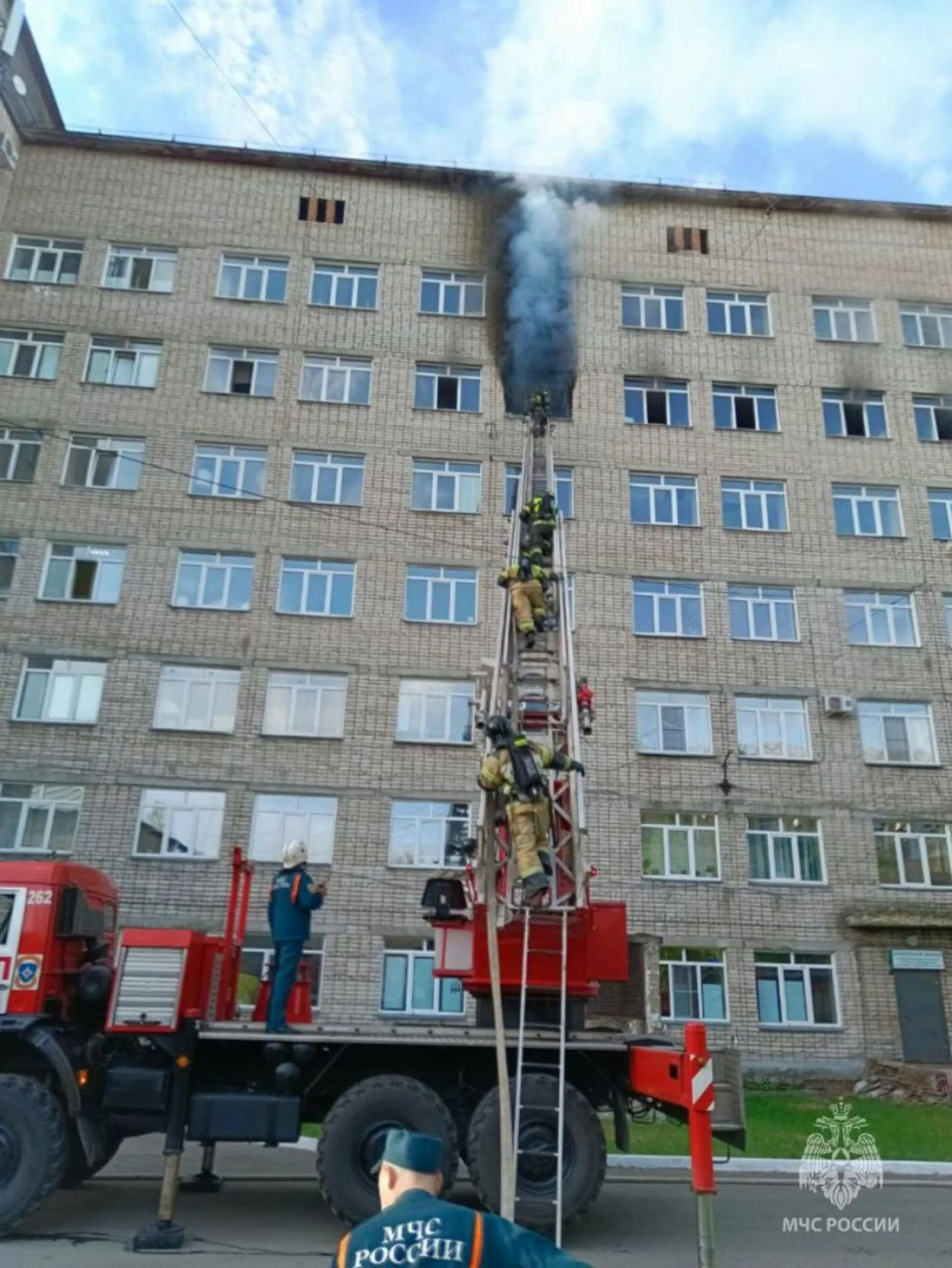 После ликвидации возгорания в ЦГБ Бийска часть пациентов вернули в здание, новых направят в горбольницу № 2