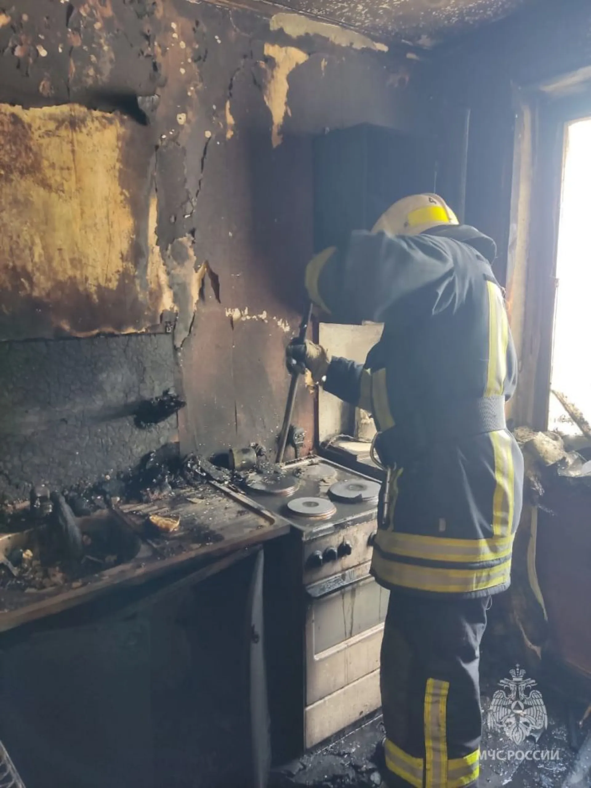 Огнеборцы спасли 11 человек во время пожара в Барнауле 