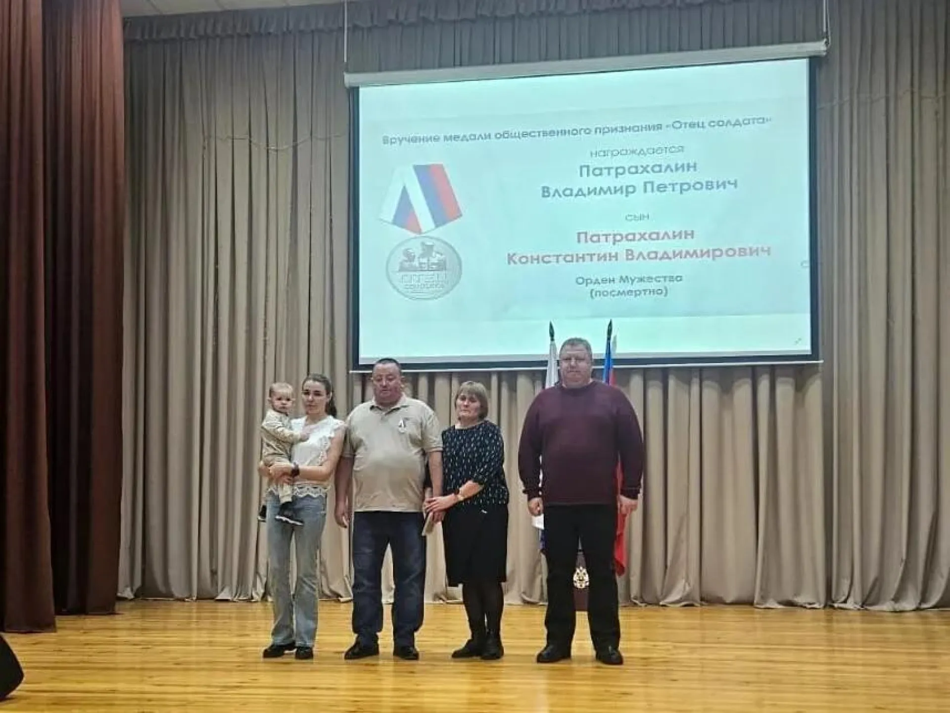 Барнаульскому пожарному присвоили медаль общественного признания «Отец солдата»