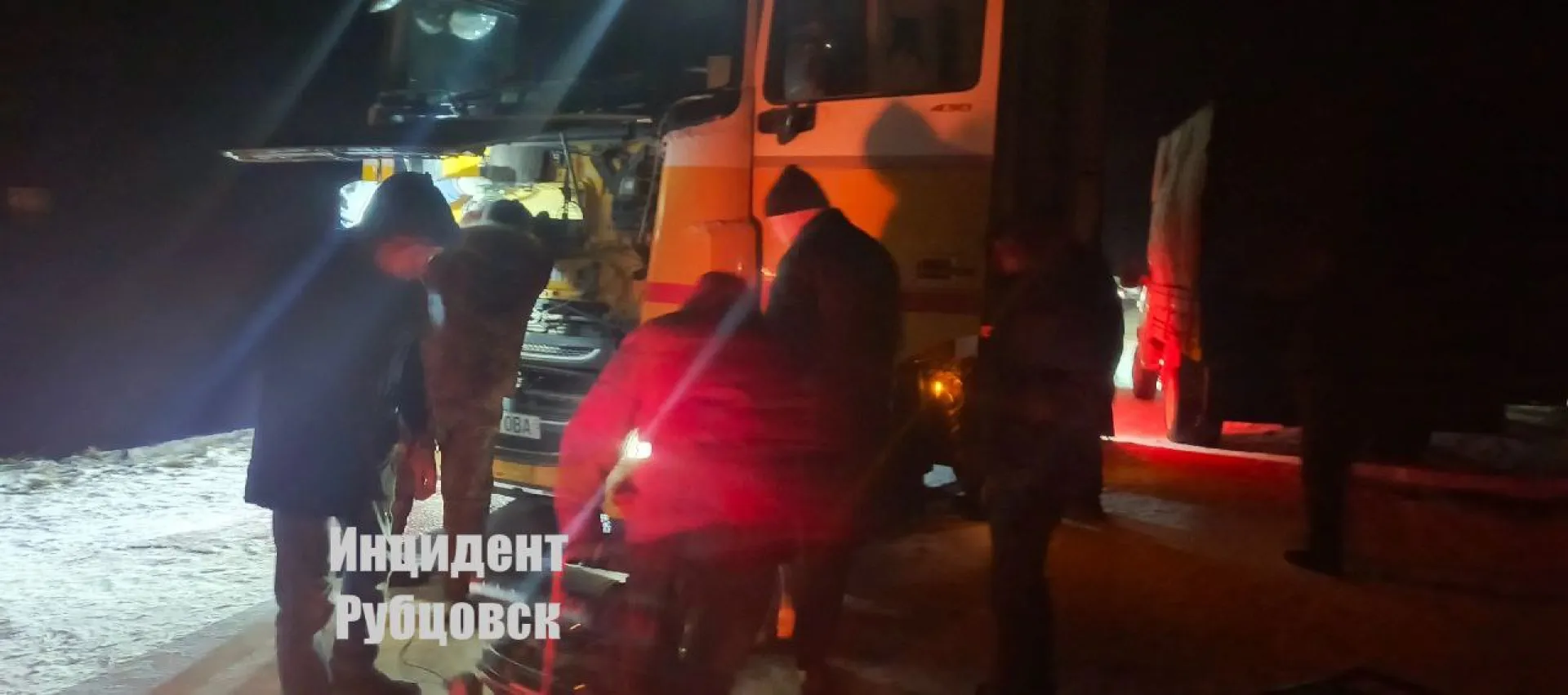 Жители Рубцовска спасли замерзающего водителя на федеральной трассе Жители Рубцовска спасли замерзающего водителя на федеральной трассе