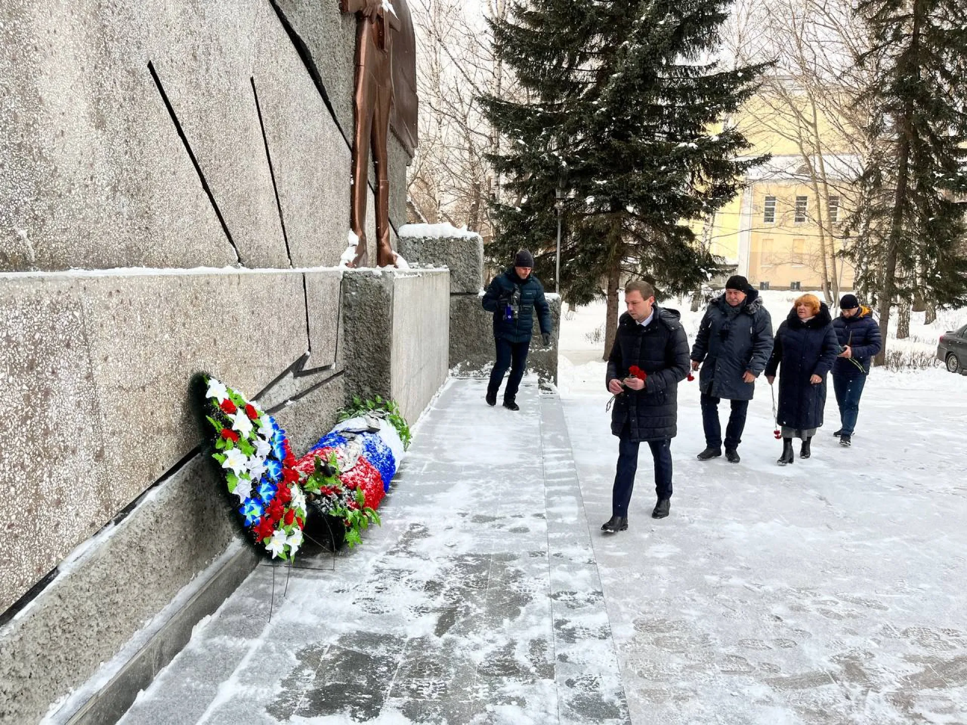 В Бийске почтили память погибших и без вести пропавших воинов В Бийске почтили память погибших и без вести пропавших воинов