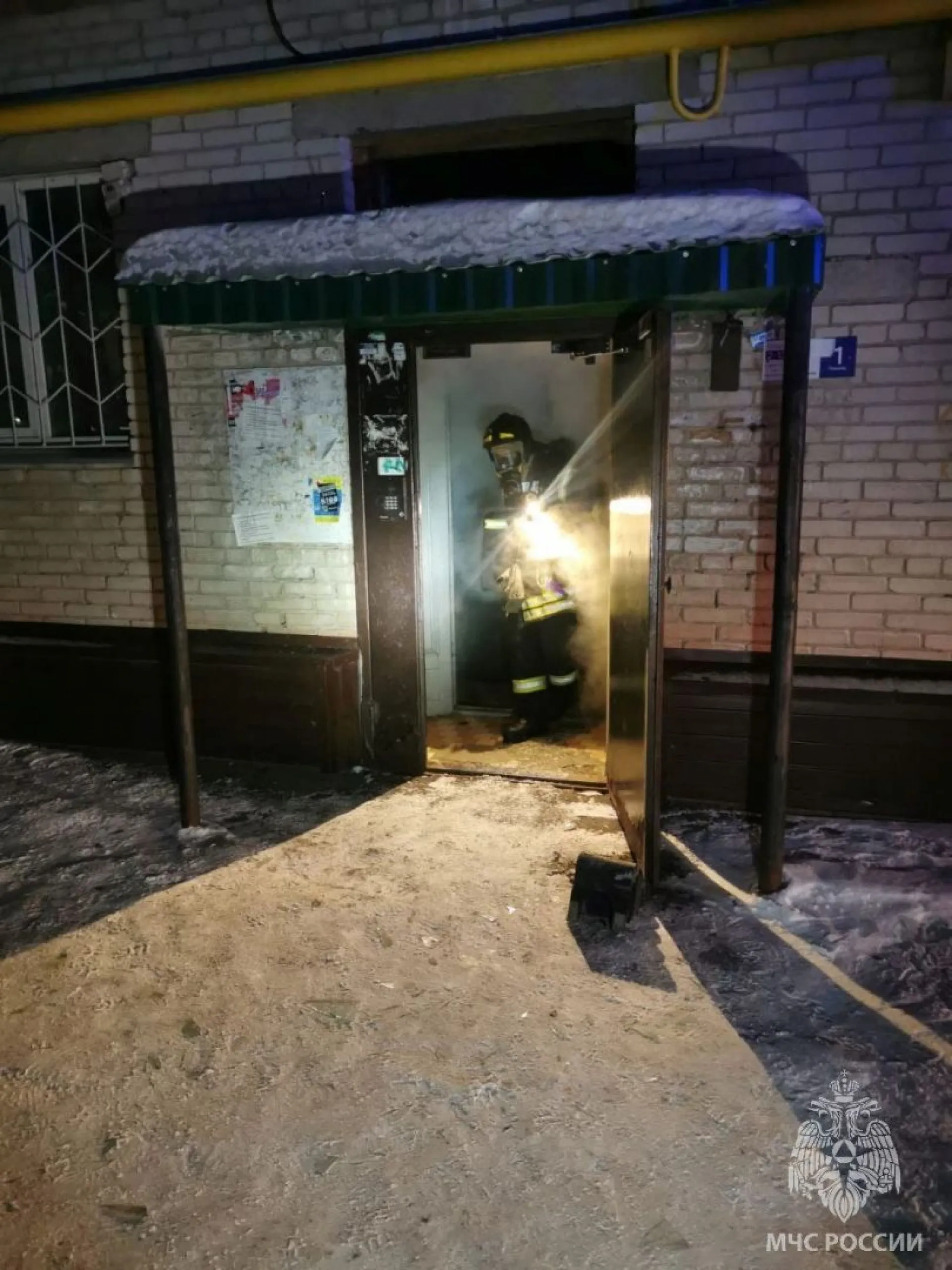28 человек спасли на пожаре в Барнауле