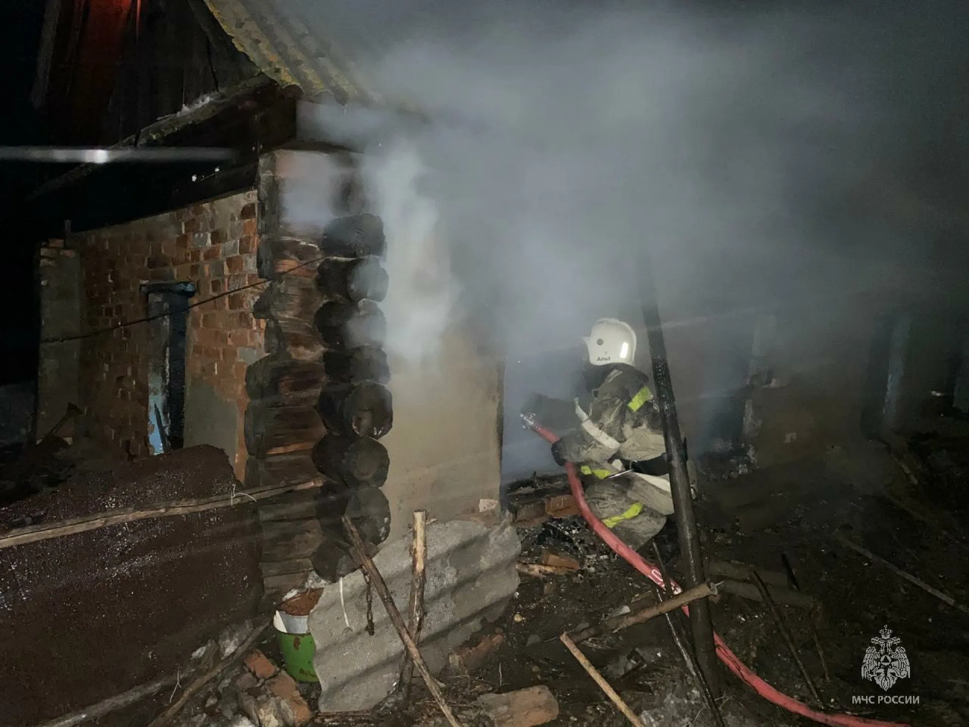 Тело пенсионера нашли под обломками крыши сгоревшего дома в селе Калмыцкие Мысы