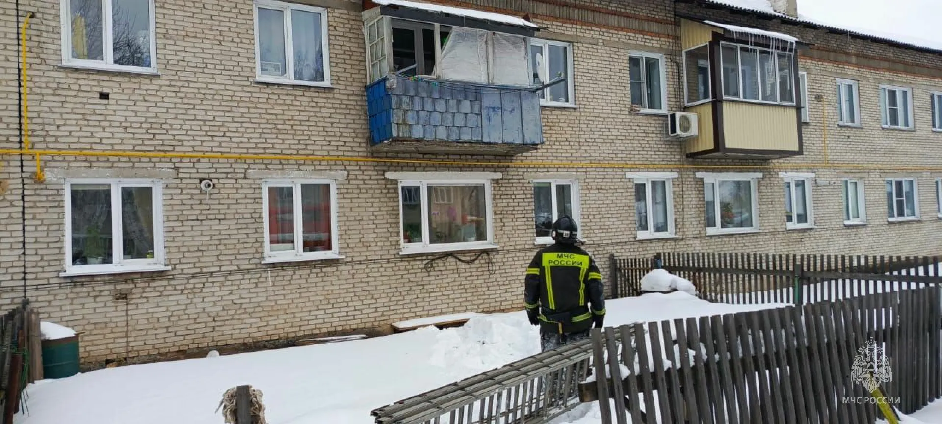 Пожарные спасли двухгодовалого ребёнка из запертой квартиры в Алтайском крае Пожарные спасли двухгодовалого ребёнка из запертой квартиры в Алтайском крае