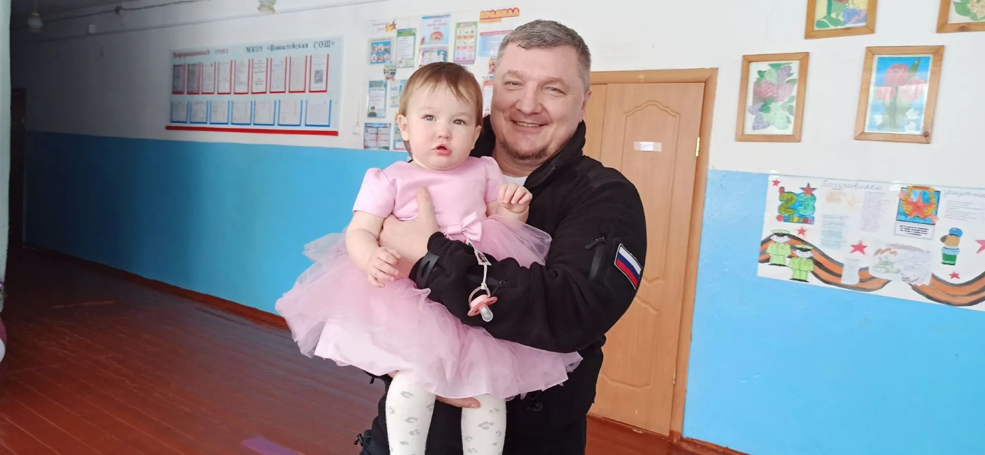 Алтайские дорожники поздравили спасённую ими малышку с первым днём рождения