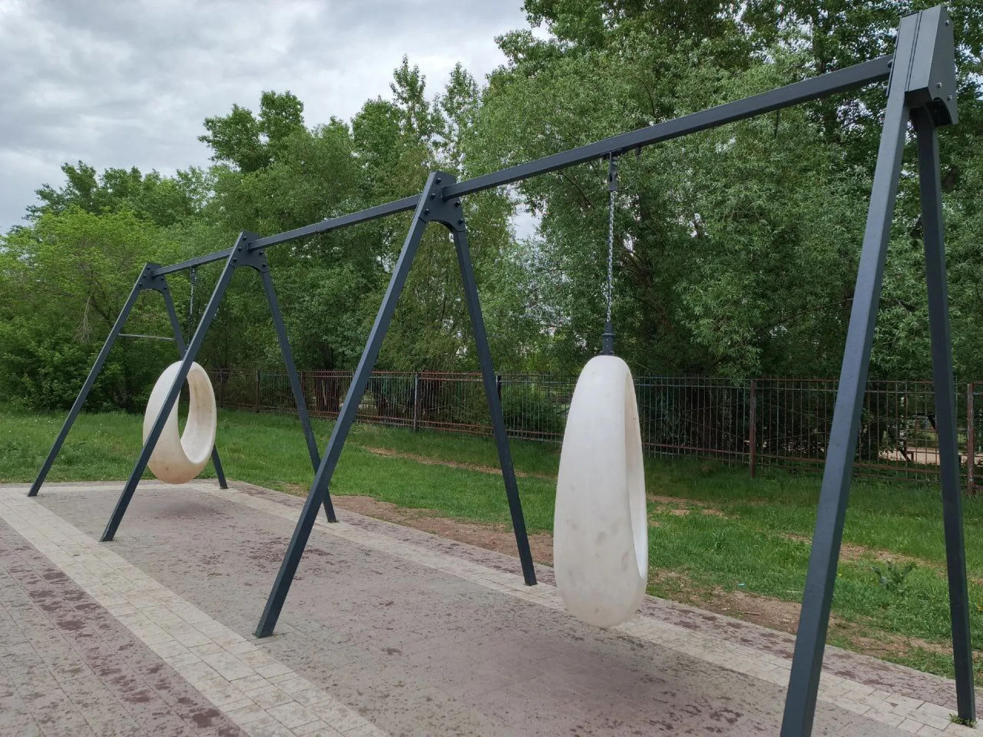 Вандалы снова сломали качели и лавочку в Рубцовске