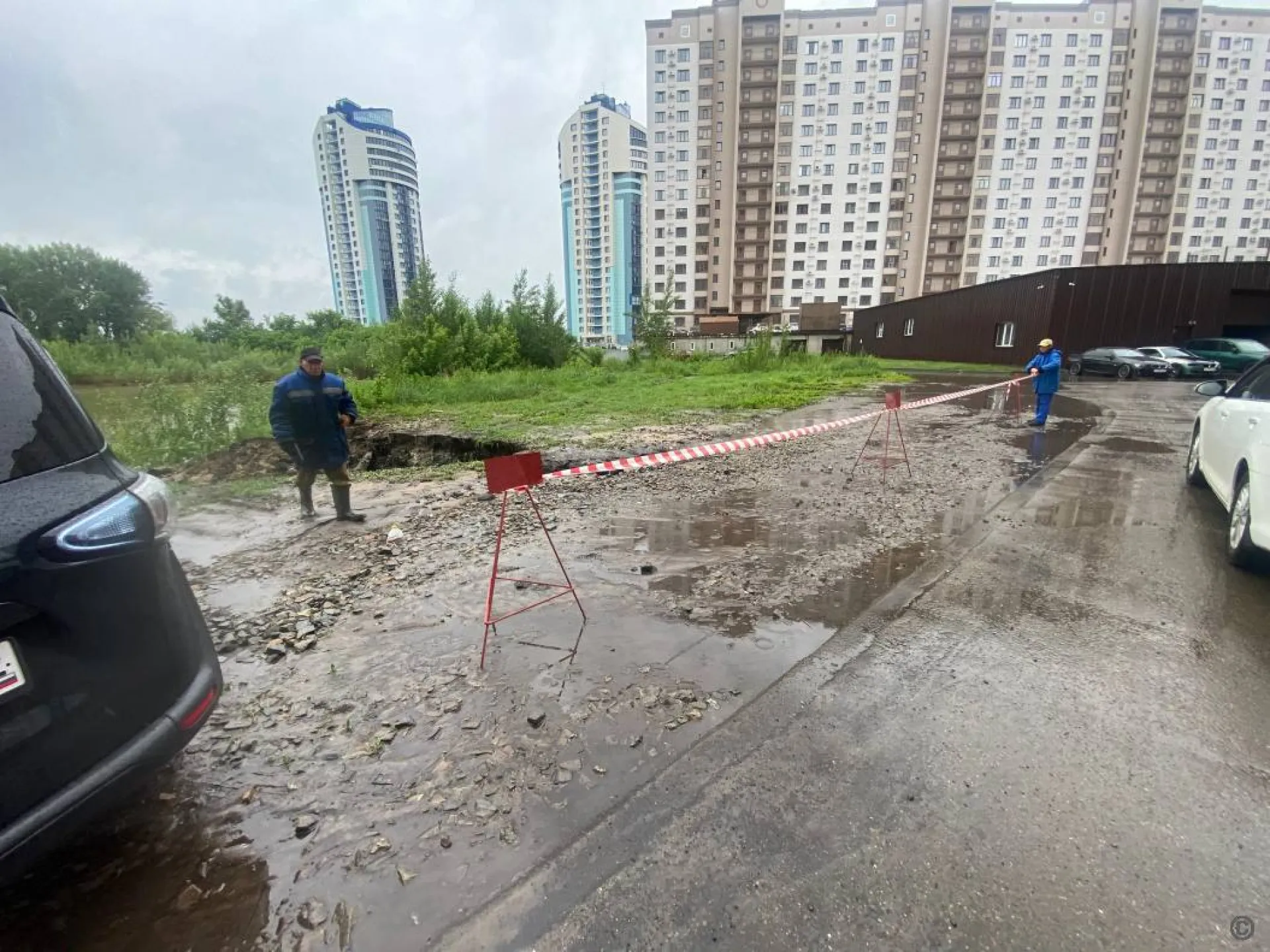 В Центральном районе Барнаула устраняют более 40 происшествий, вызванных непогодой