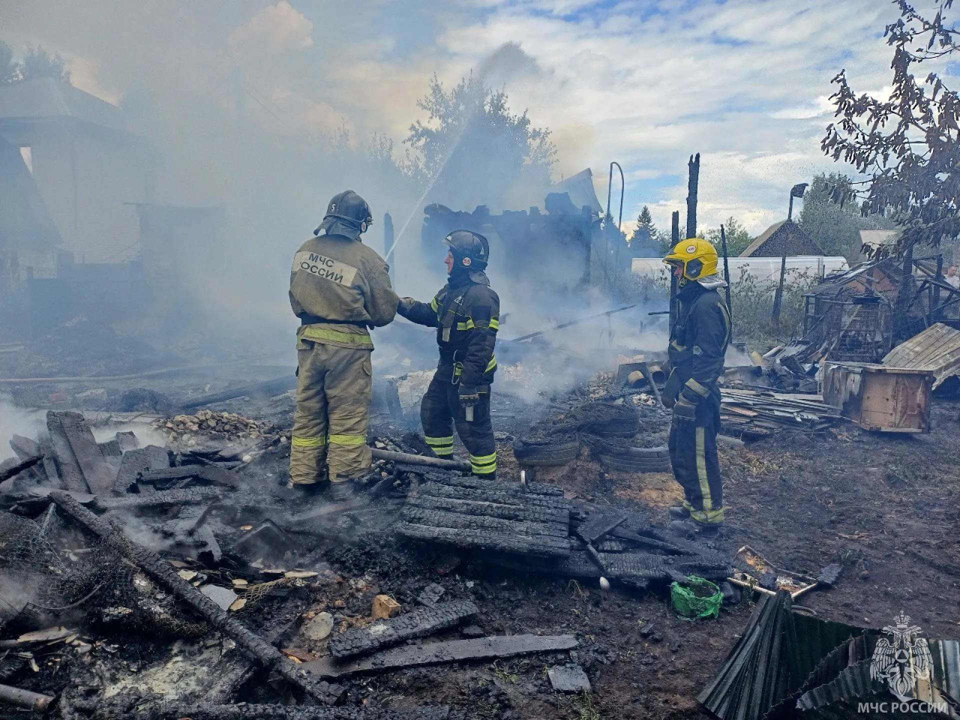 Два садовых дома загорелись в Барнауле