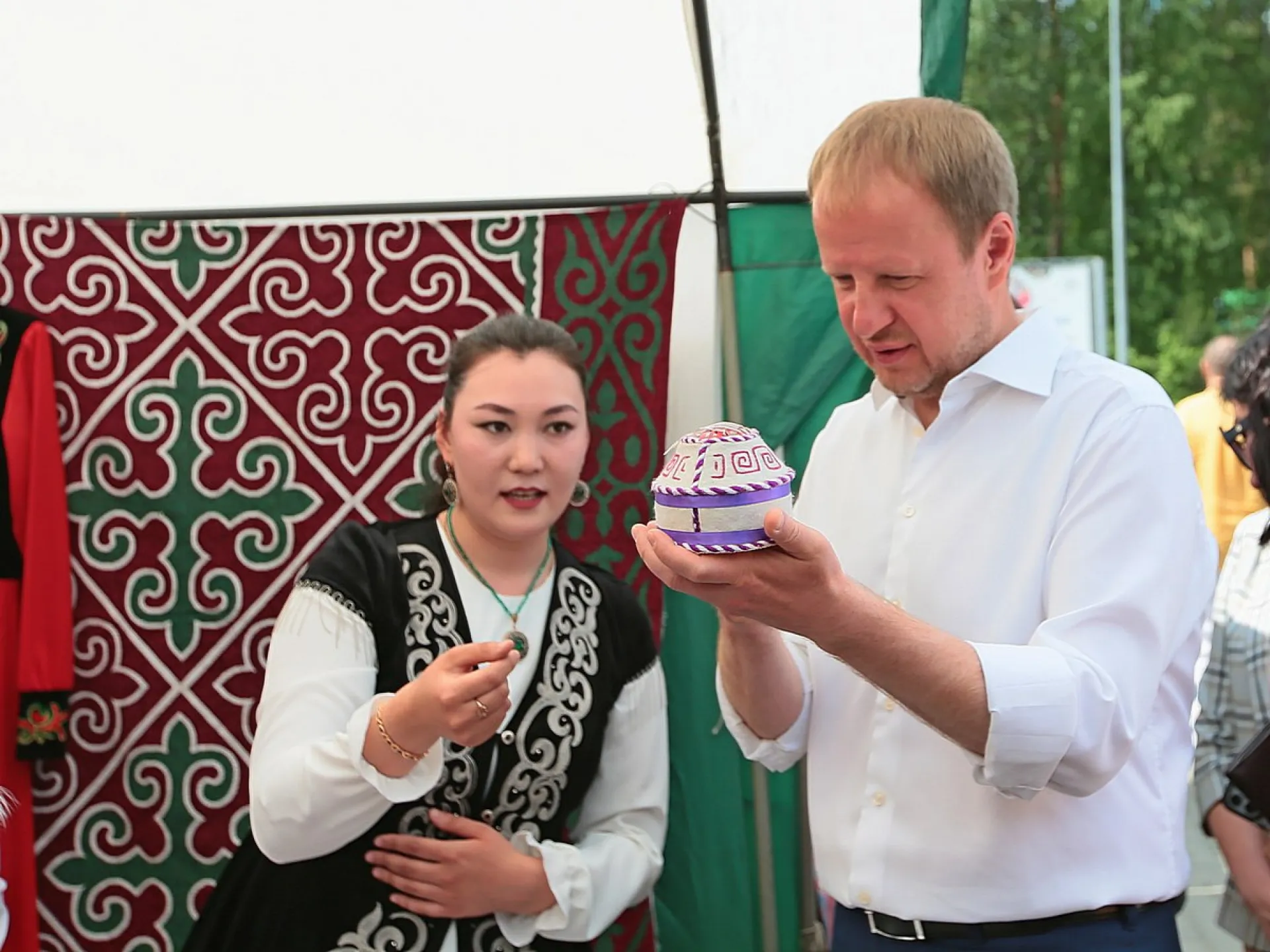 Виктор Томенко встретил День России на фестивале культур на «Бирюзовой Катуни»