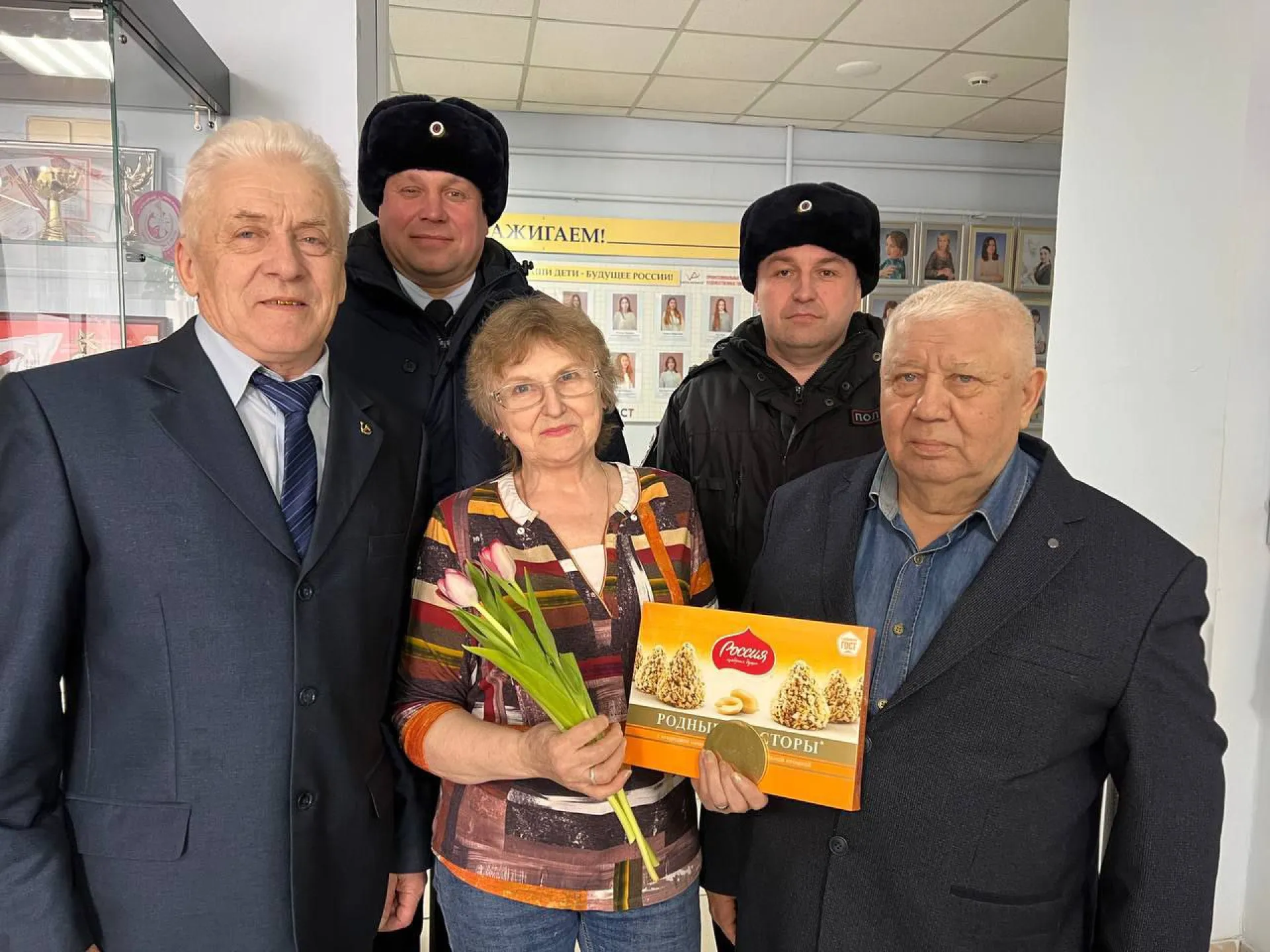 Ветераны и сотрудники транспортной полиции Алтая провели акцию «8 Марта в каждый дом!»