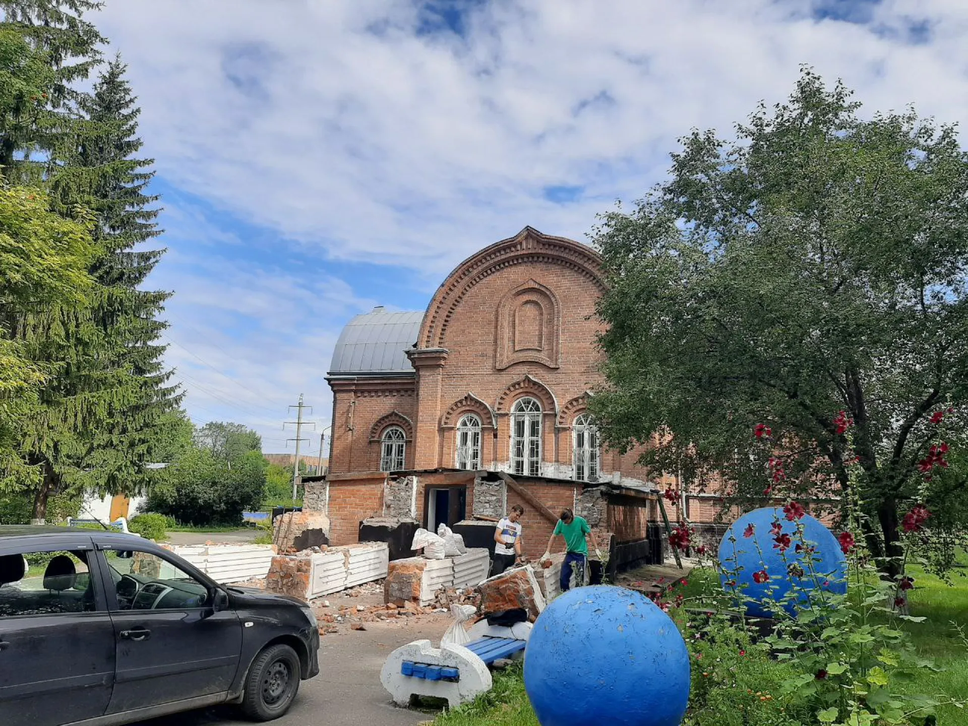 Колонны у здания бывшего планетария в Барнауле демонтировали