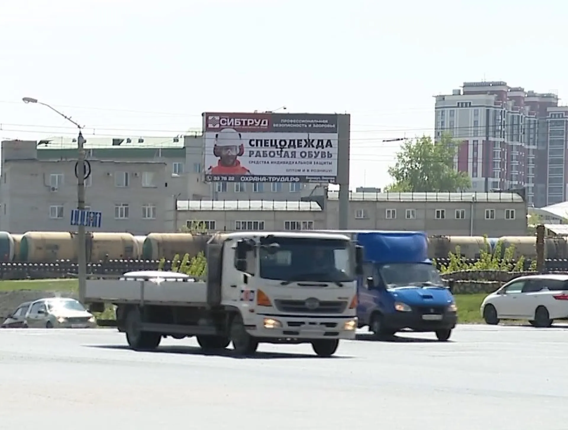 Движение большегрузов по двум улицам ограничат в Барнауле
