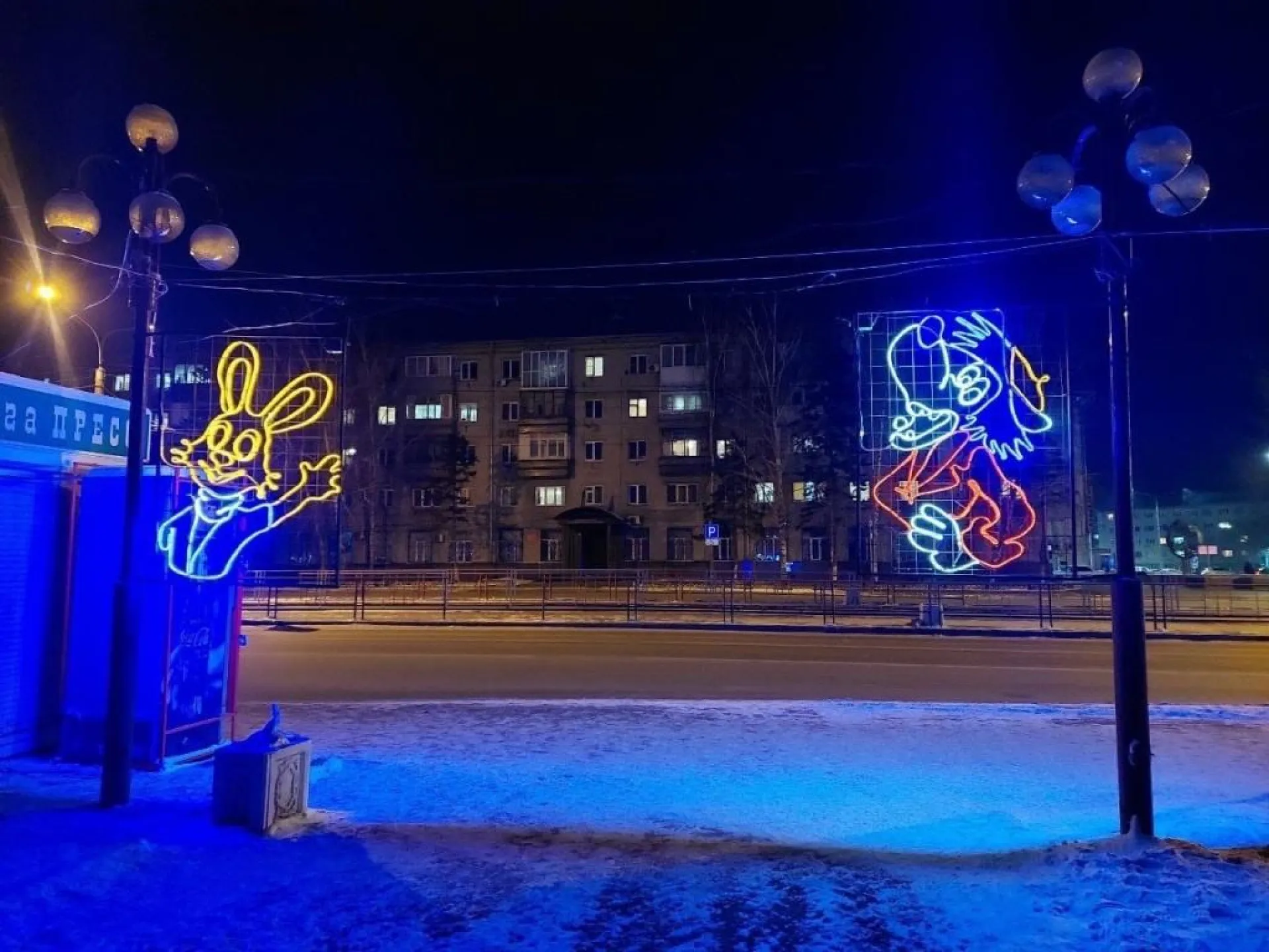 Герои из «Ну, погоди!» и гирлянды: Барнаул начали украшать к Новому году