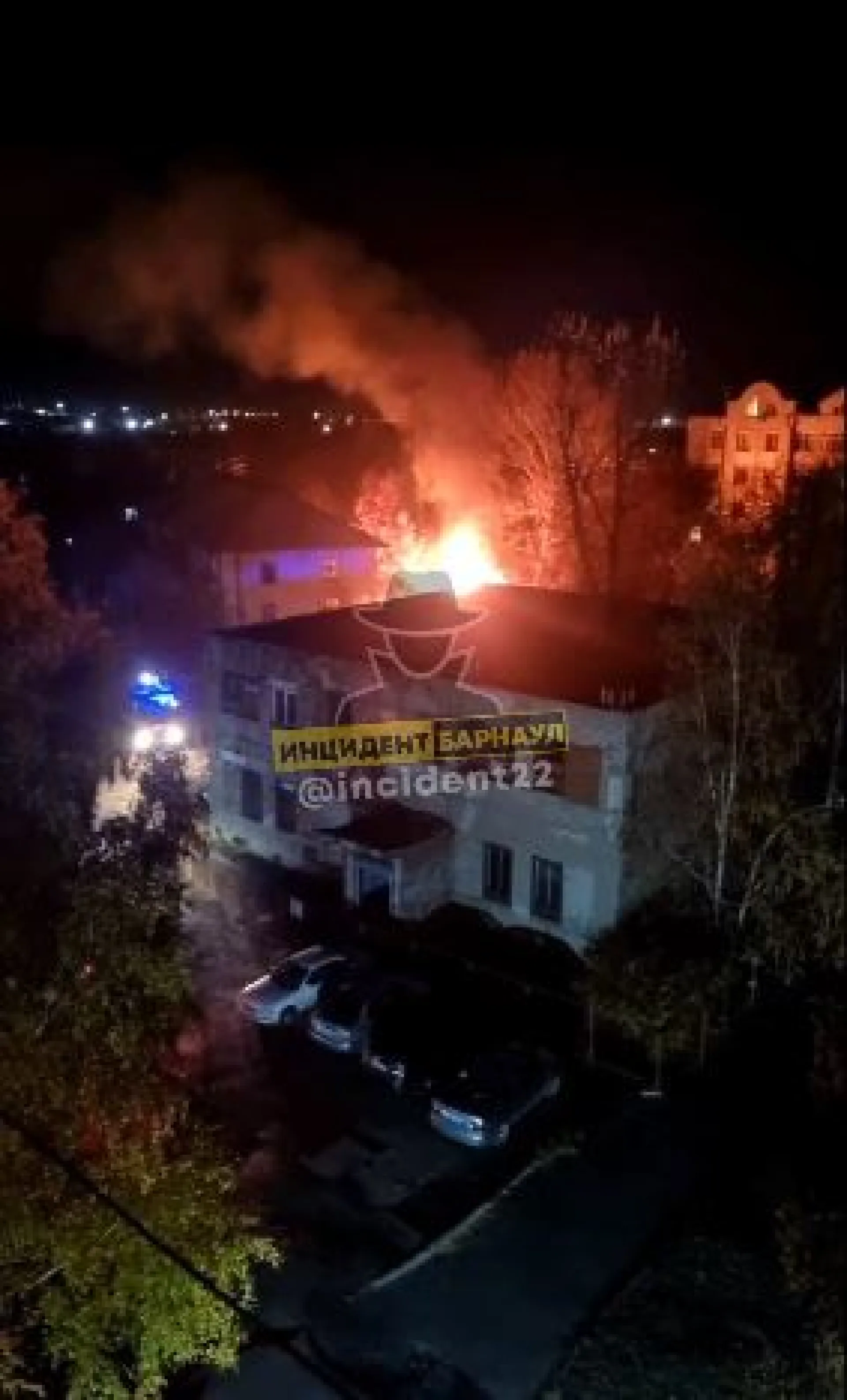 Пожарные потушили вспыхнувшие гаражи в Барнауле Пожарные потушили вспыхнувшие гаражи в Барнауле