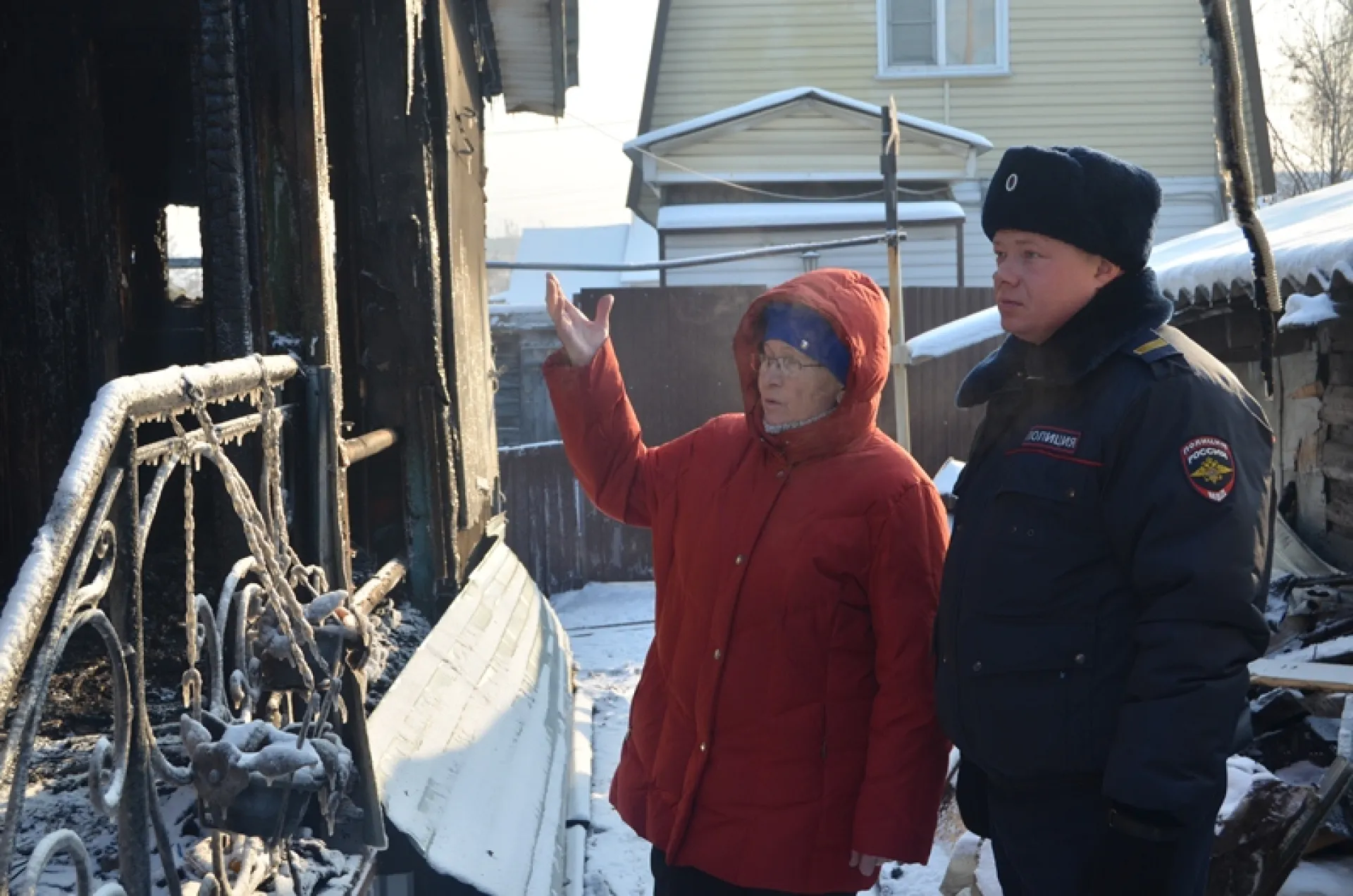 Полицейские спасли трех людей при пожаре в Барнауле