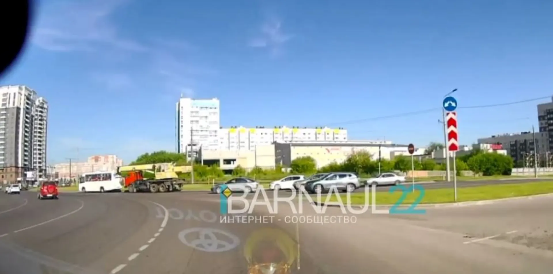 Автокран въехал в пассажирский автобус в Барнауле Автокран въехал в пассажирский автобус в Барнауле