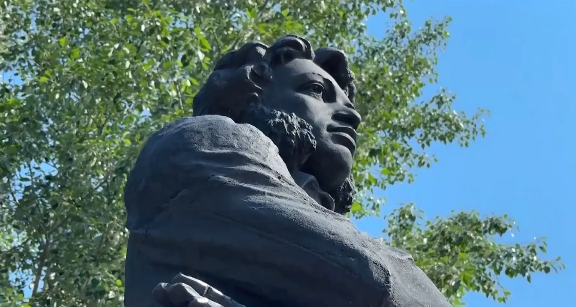 25 лет назад в Барнауле появился памятник Пушкину 25 лет назад в Барнауле появился памятник Пушкину