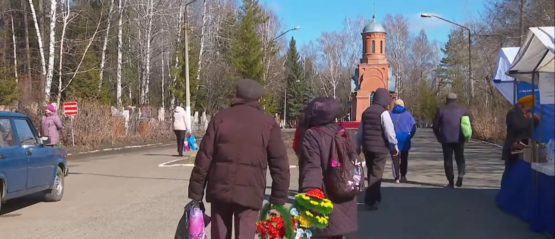 Барнаульцы почтили память ушедших близких в родительский день  