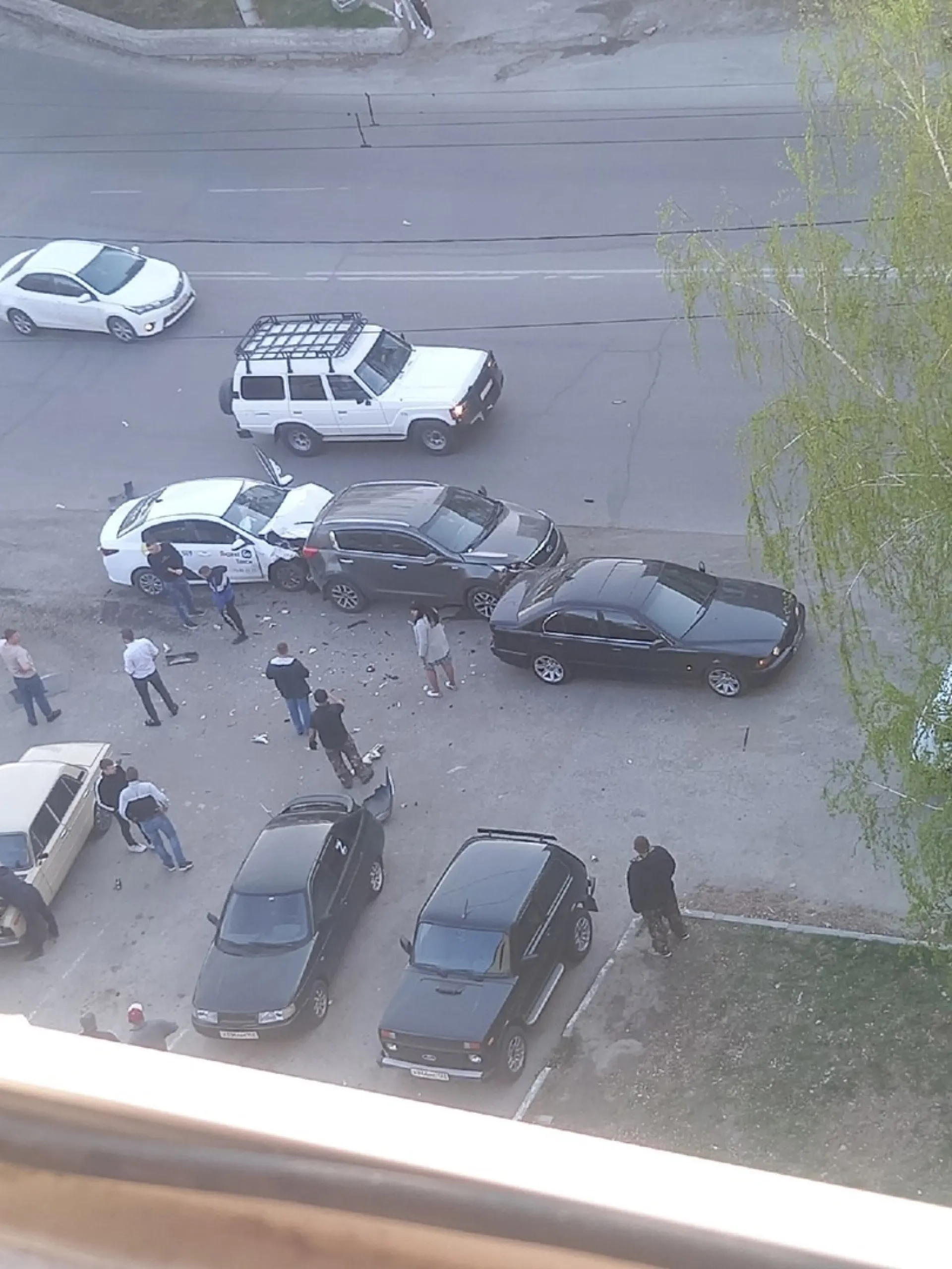 Нетрезвый таксист врезался в три автомобиля на парковке в Барнауле Нетрезвый таксист врезался в три автомобиля на парковке в Барнауле