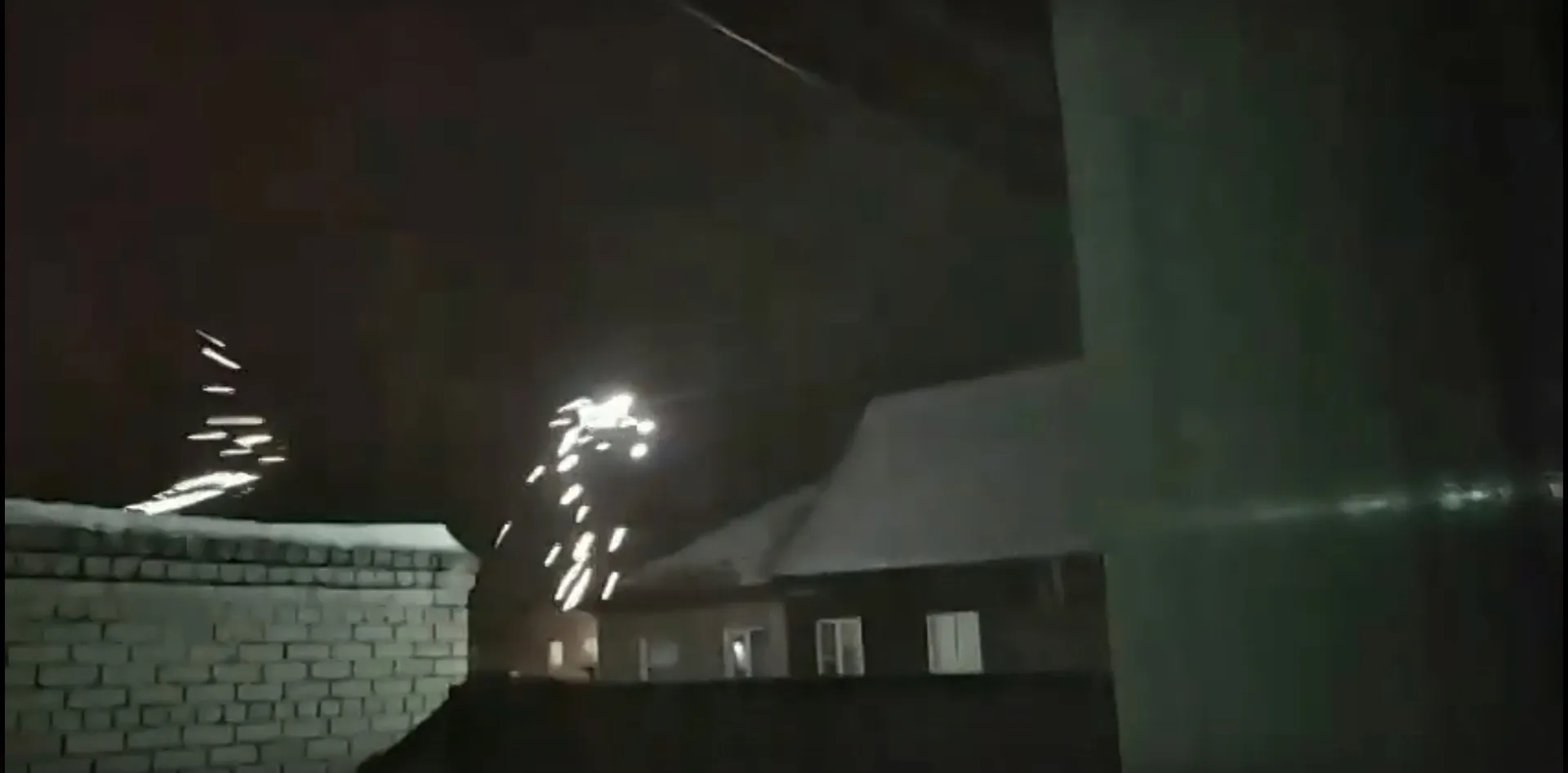 Соцсети: из-за сильного ветра в Новоалтайске искрили провода Соцсети: из-за сильного ветра в Новоалтайске искрили провода