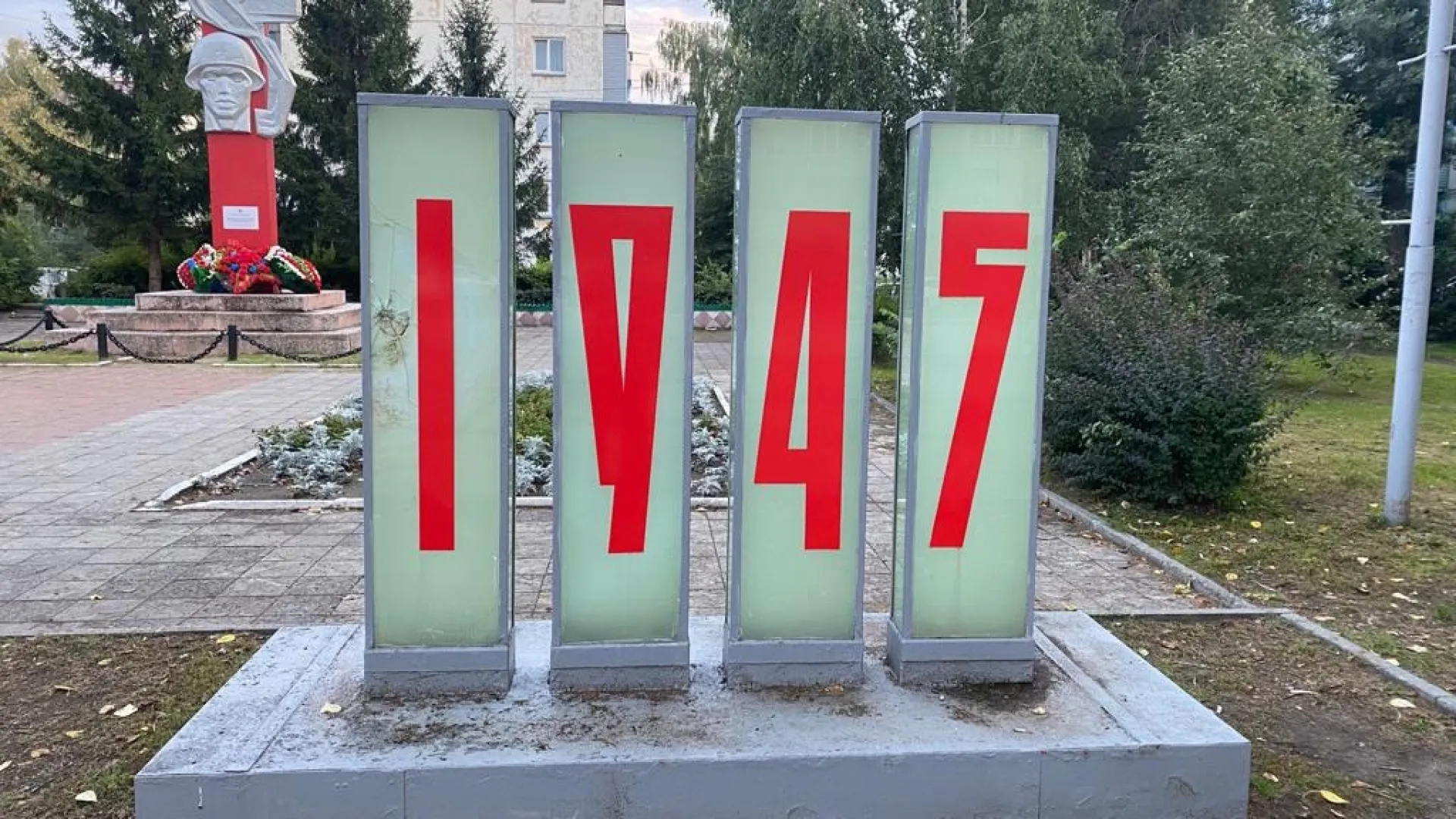 Неизвестный разгромил мемориальный комплекс в Бийске