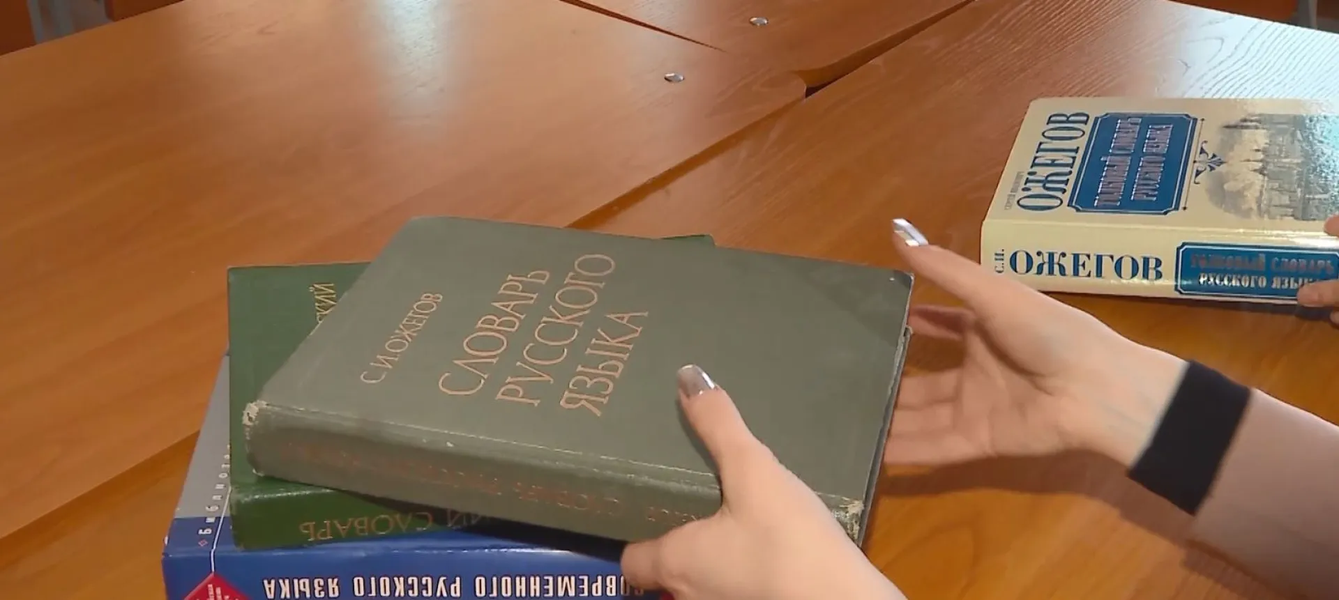 Специалисты рассказали, почему в русском языке всё больше англицизмов и стоит ли их бояться