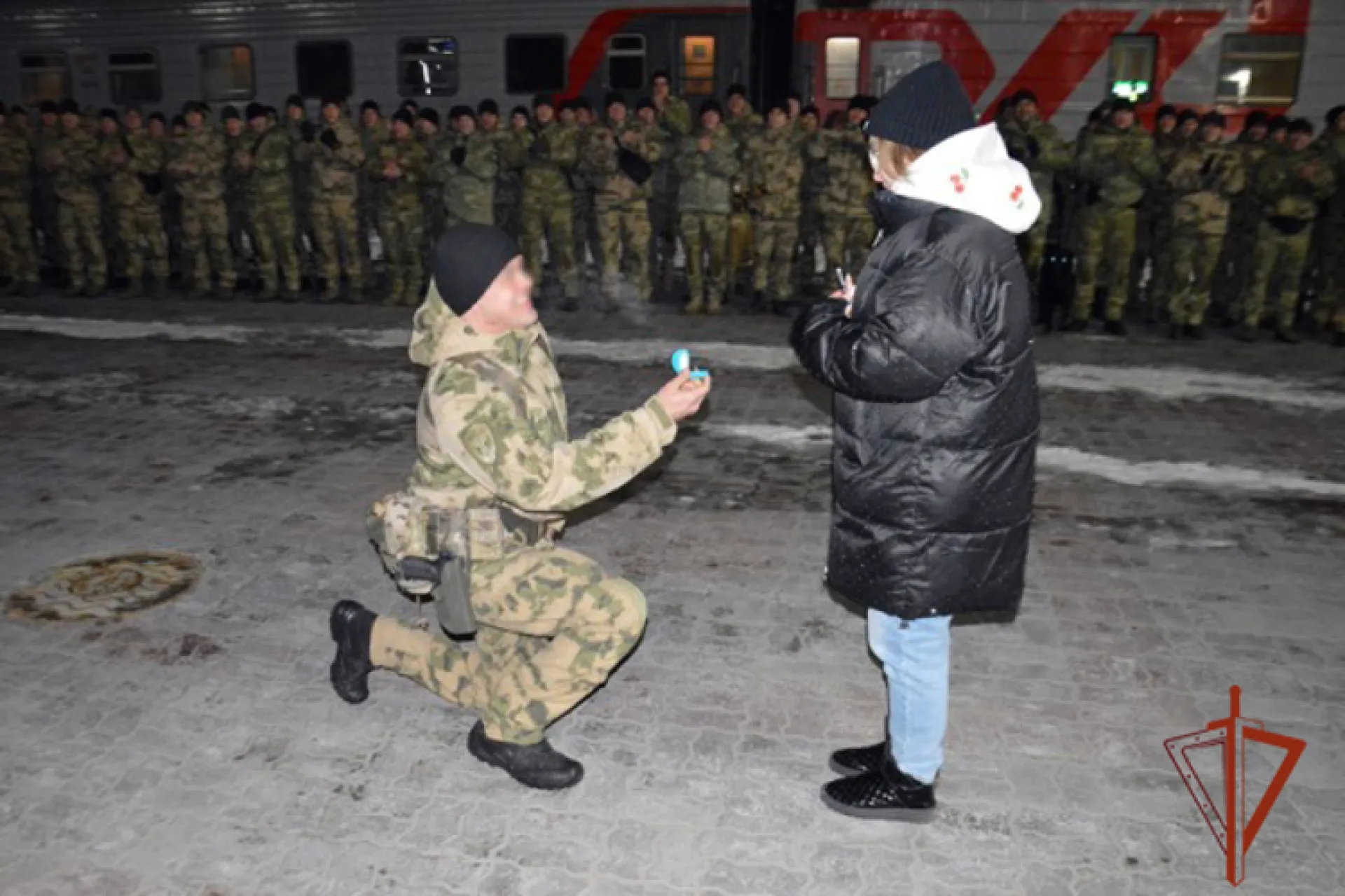 Боец СВО сделал предложение своей девушке на вокзале в Барнауле