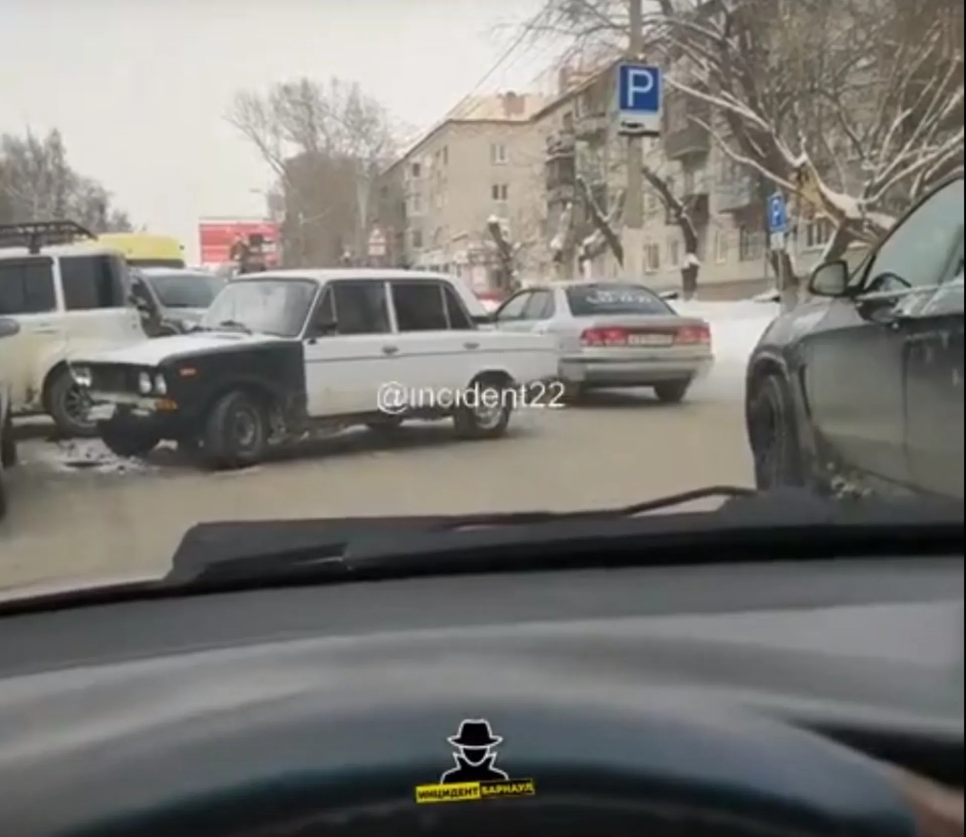 Массовое ДТП с участием грузового автомобиля произошло в Барнауле Массовое ДТП с участием грузового автомобиля произошло в Барнауле