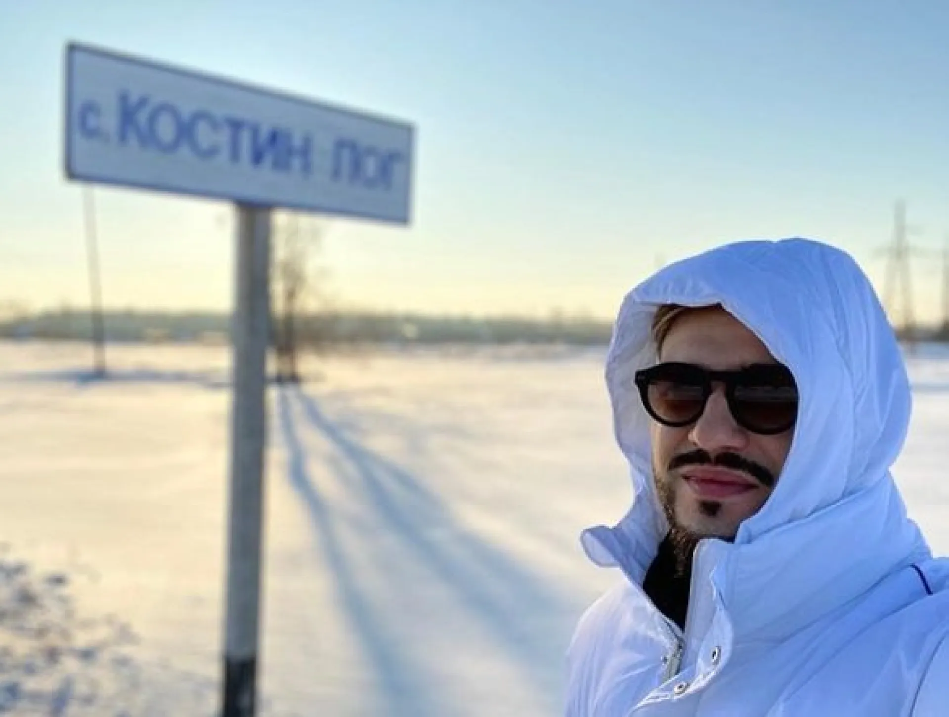 Блогер приехал в алтайское село, чтобы снять фильм о ремонте ДК, оплаченном футболистом Смоловым