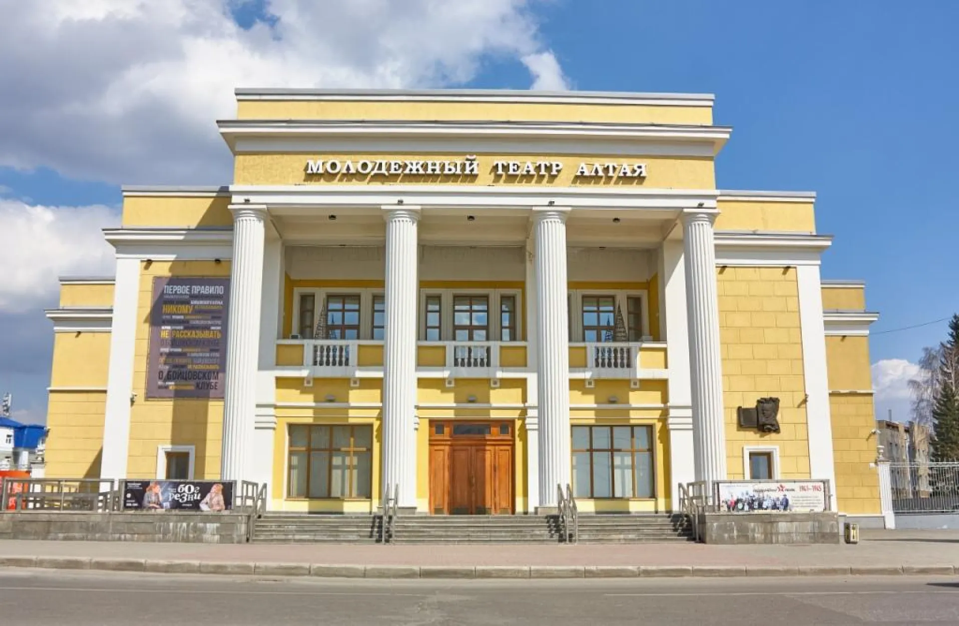 Эксперт «Золотой маски» приедет в Барнаул и посмотрит спектакли Молодёжного театра Алтая