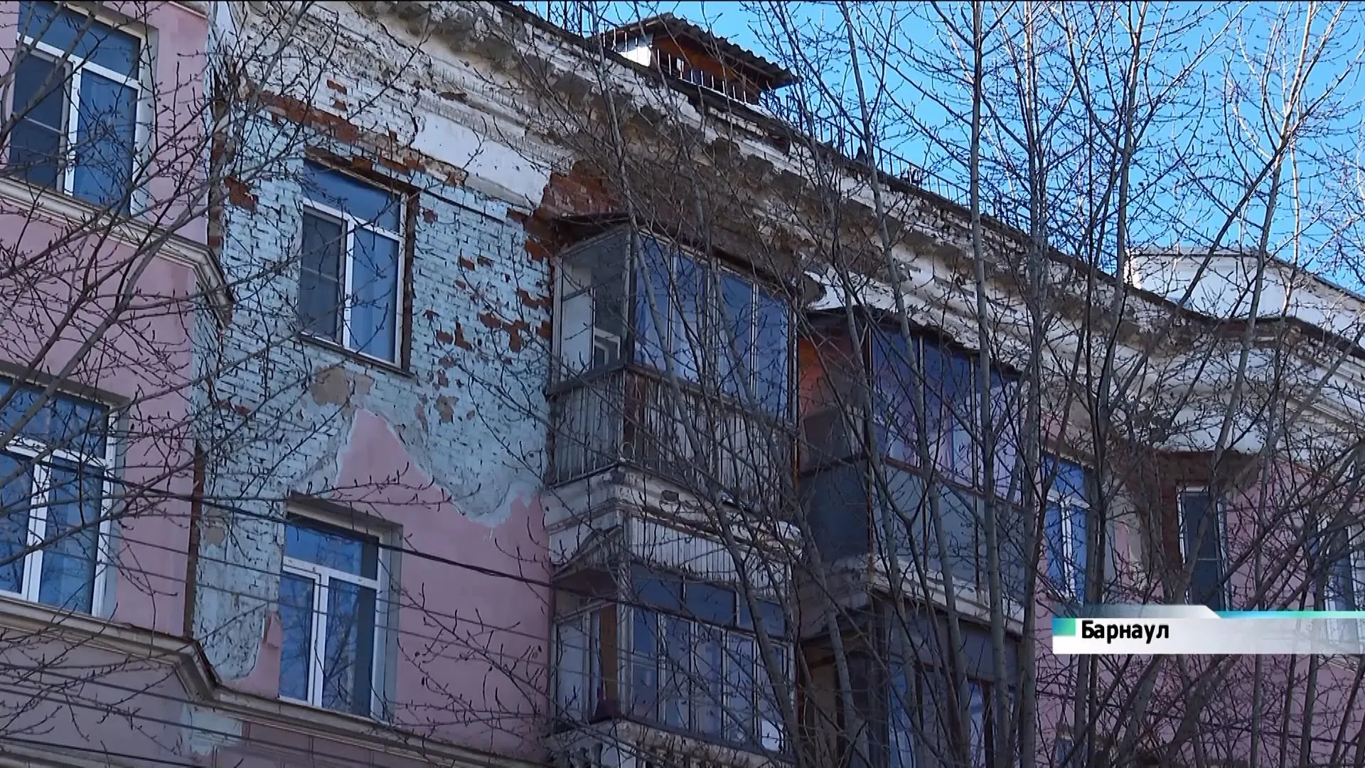 Фасад дома начал обрушаться: что делать жильцам? Фасад дома начал обрушаться: что делать жильцам?