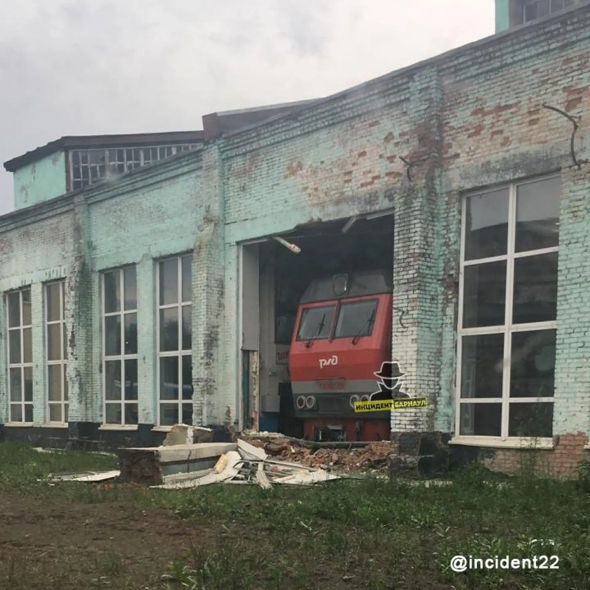 Соцсети: тепловоз въехал в стену депо Барнаула Соцсети: тепловоз въехал в стену депо Барнаула