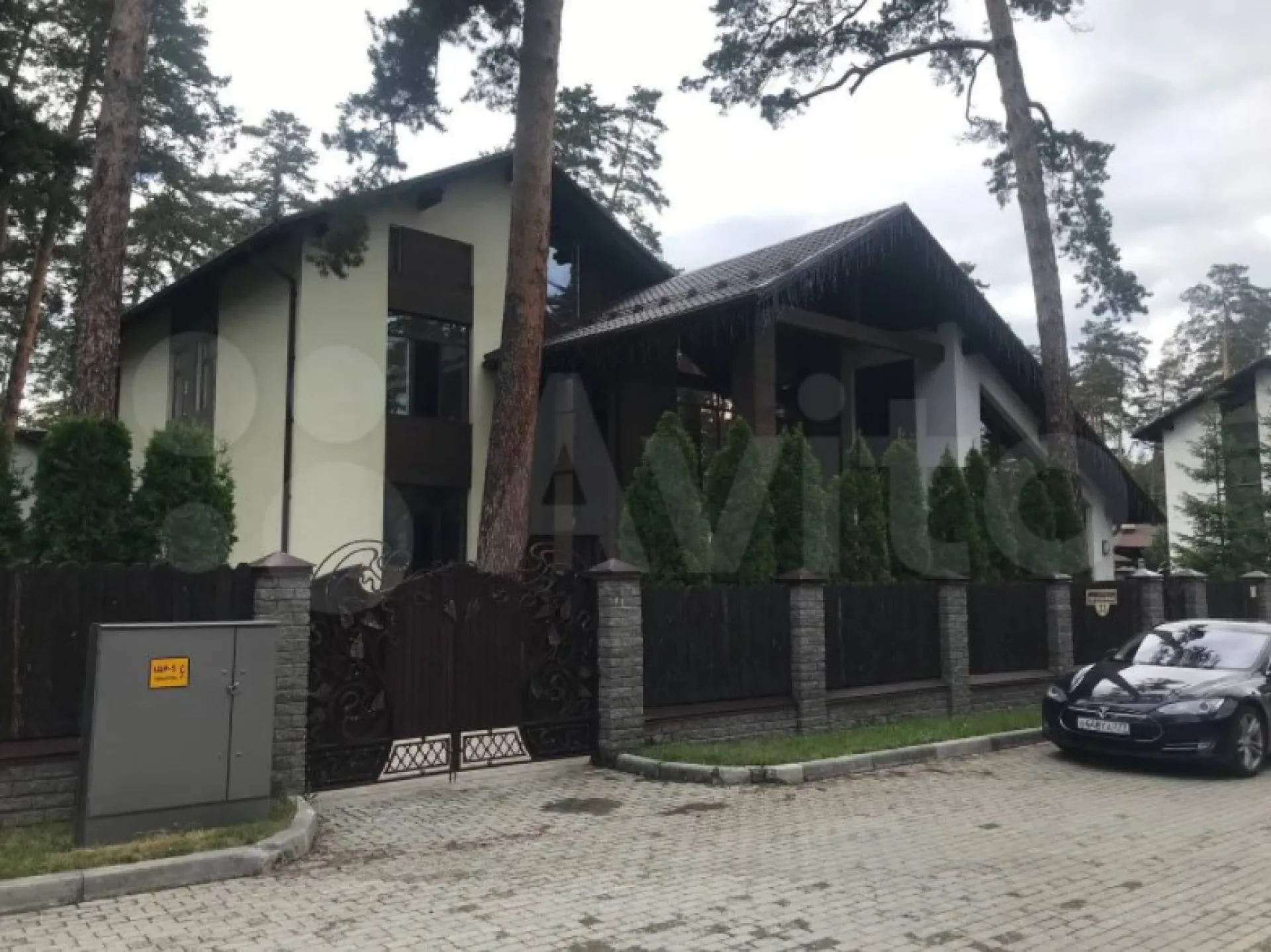 Коттедж почти за 50 миллионов рублей продают в Барнауле