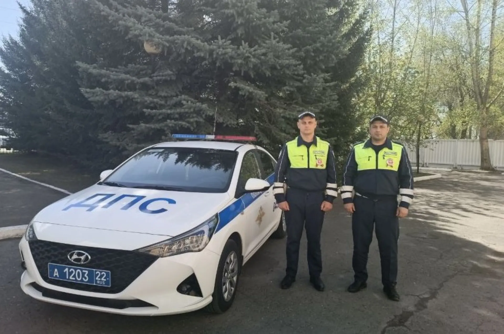 Экипаж ДПС в Барнауле помог спасти жизнь проглотившему батарейку малышу