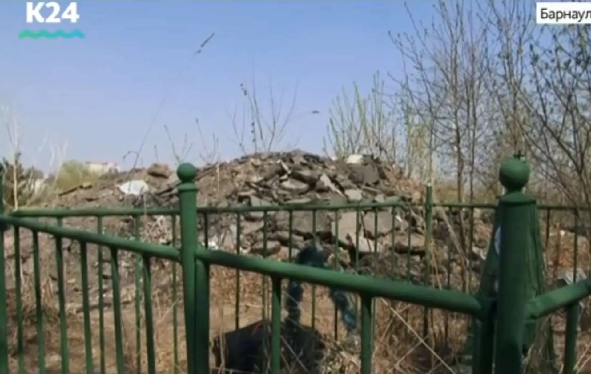 Несанкционированная свалка появилась на Власихинском кладбище в Барнауле Несанкционированная свалка появилась на Власихинском кладбище в Барнауле